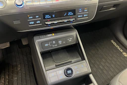sininen Hyundai KONA Electric 2024 kuva 16.
