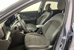 sininen Hyundai KONA Electric 2024 kuva 21.