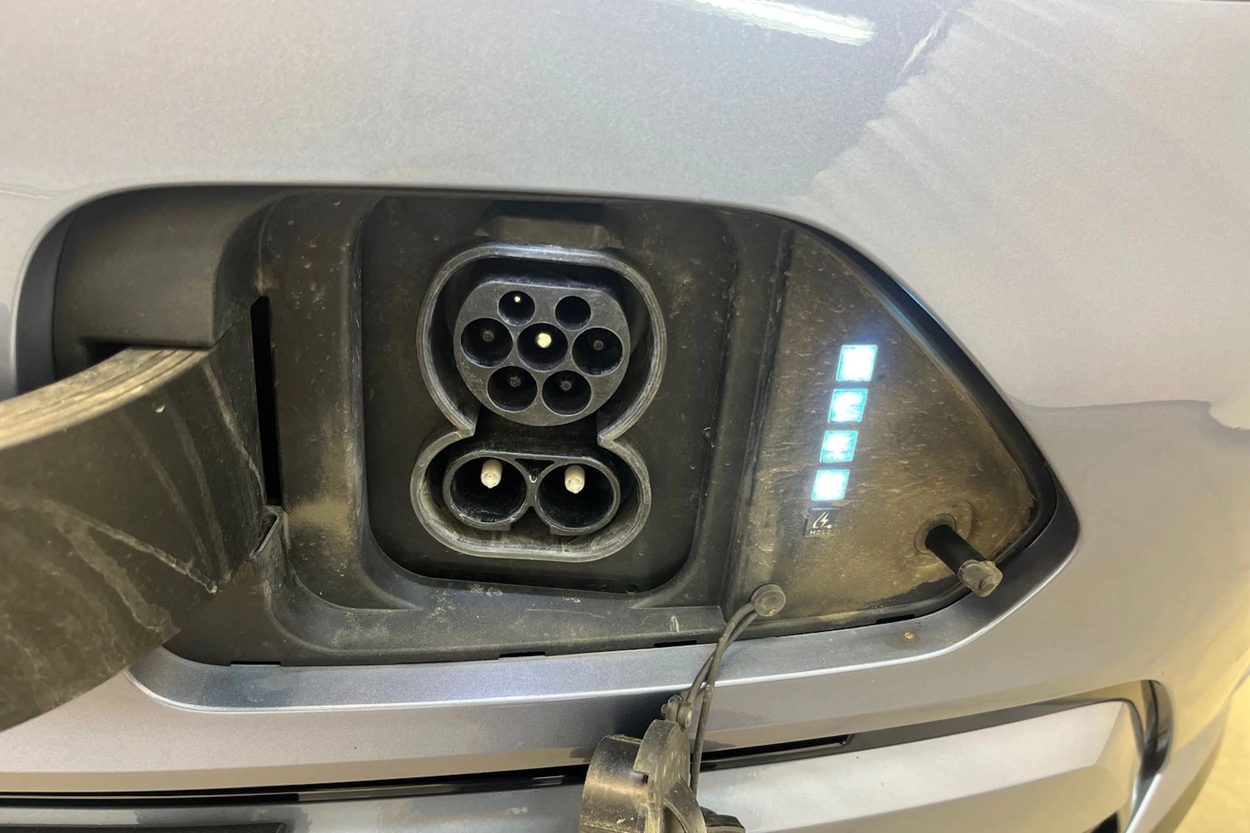 sininen Hyundai KONA Electric 2024 kuva 28.