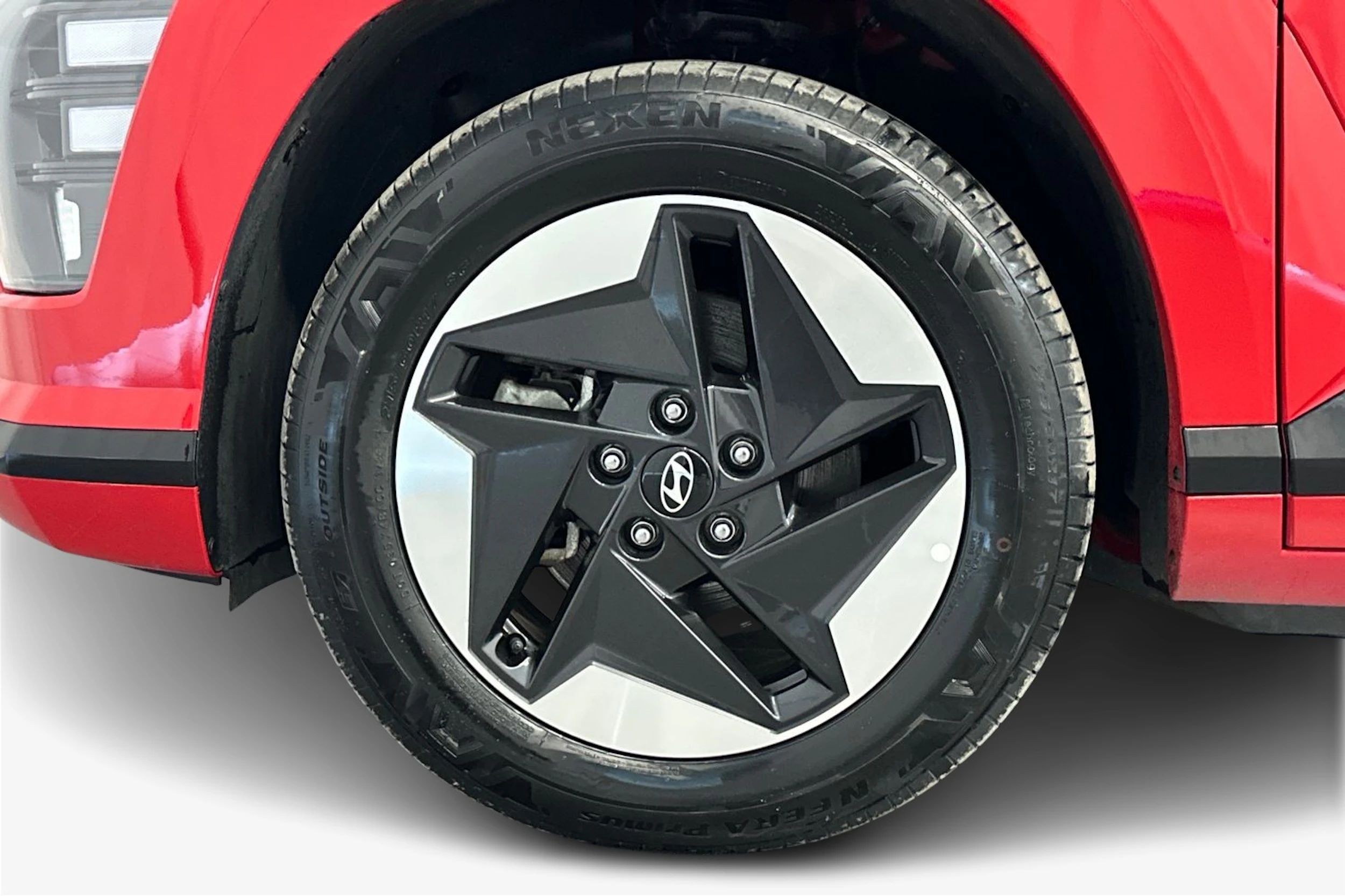 punainen Hyundai KONA Electric 2024 kuva 9.