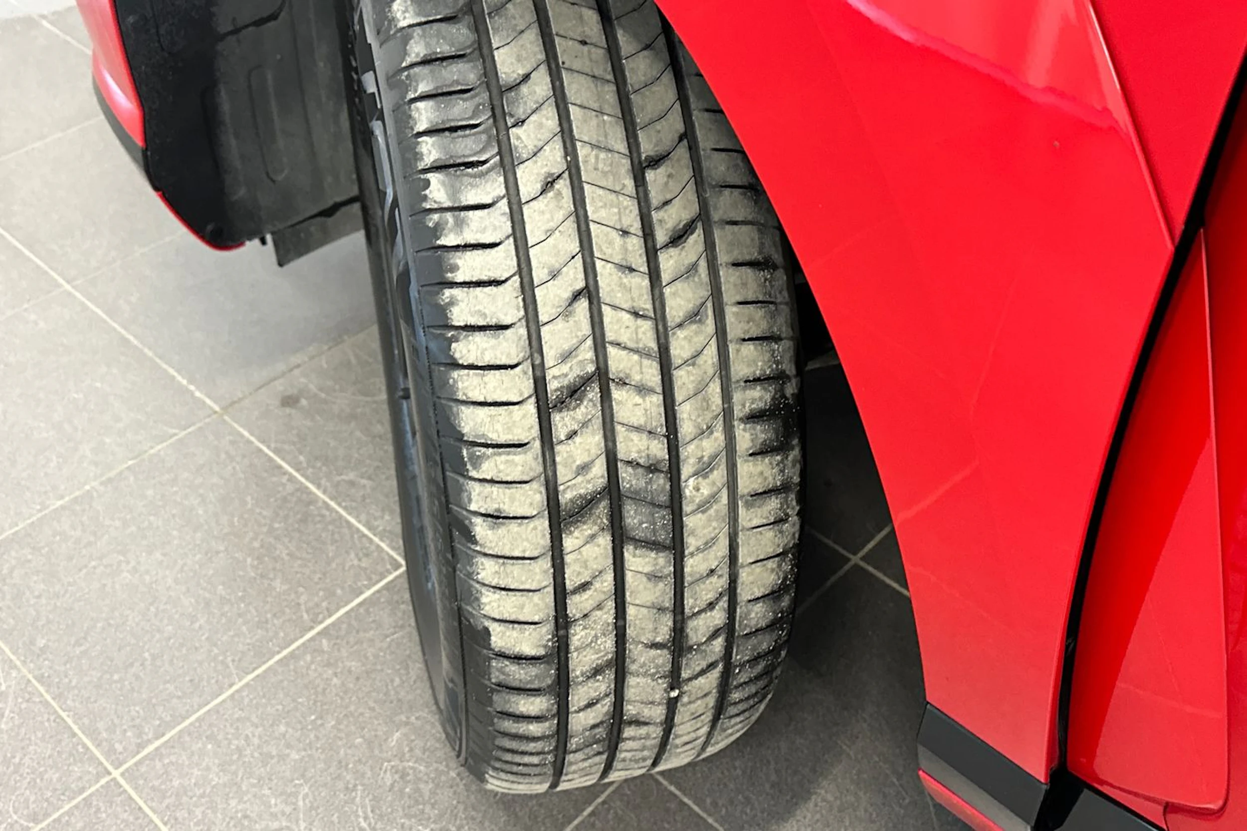 punainen Hyundai KONA Electric 2024 kuva 10.