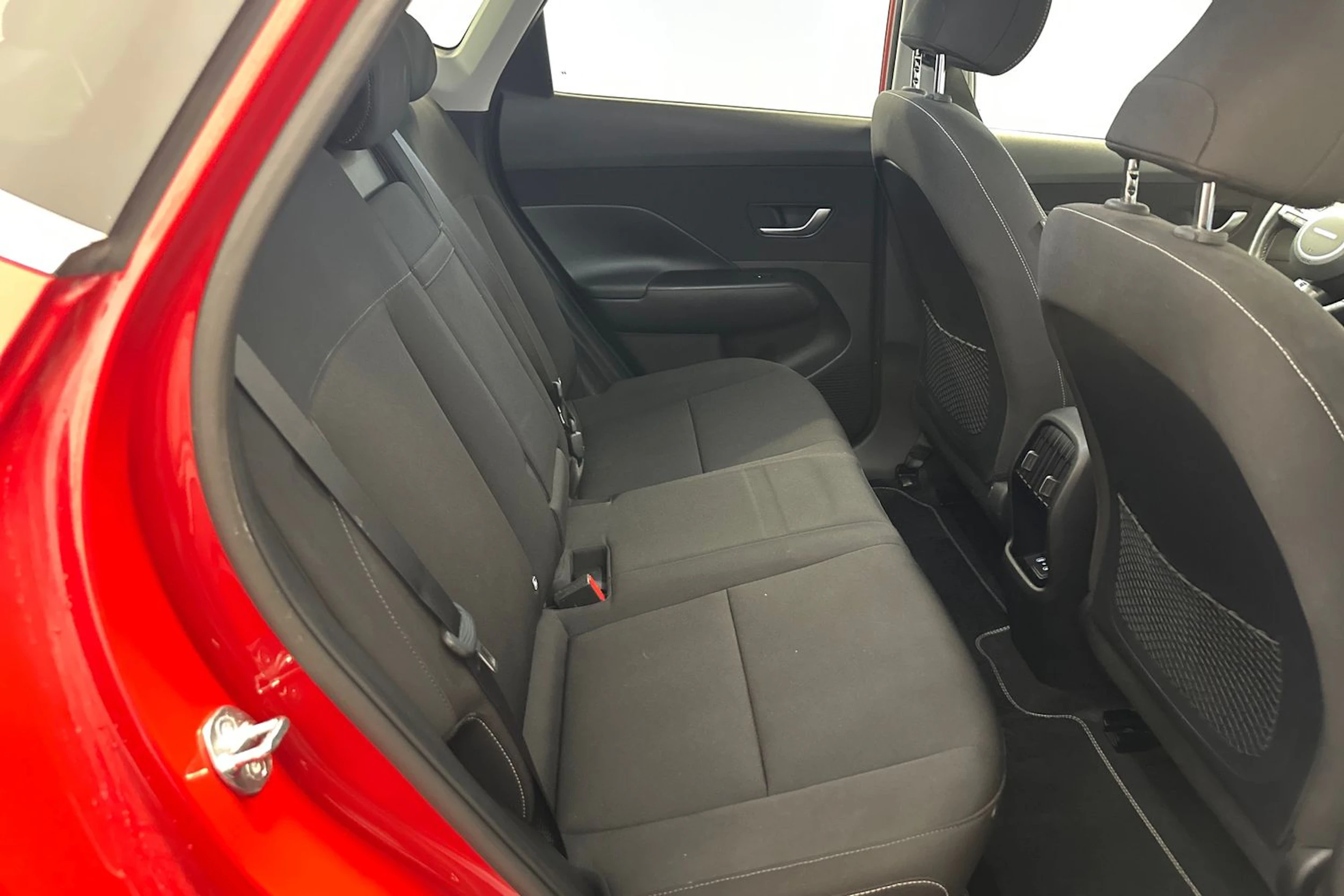 punainen Hyundai KONA Electric 2024 kuva 11.