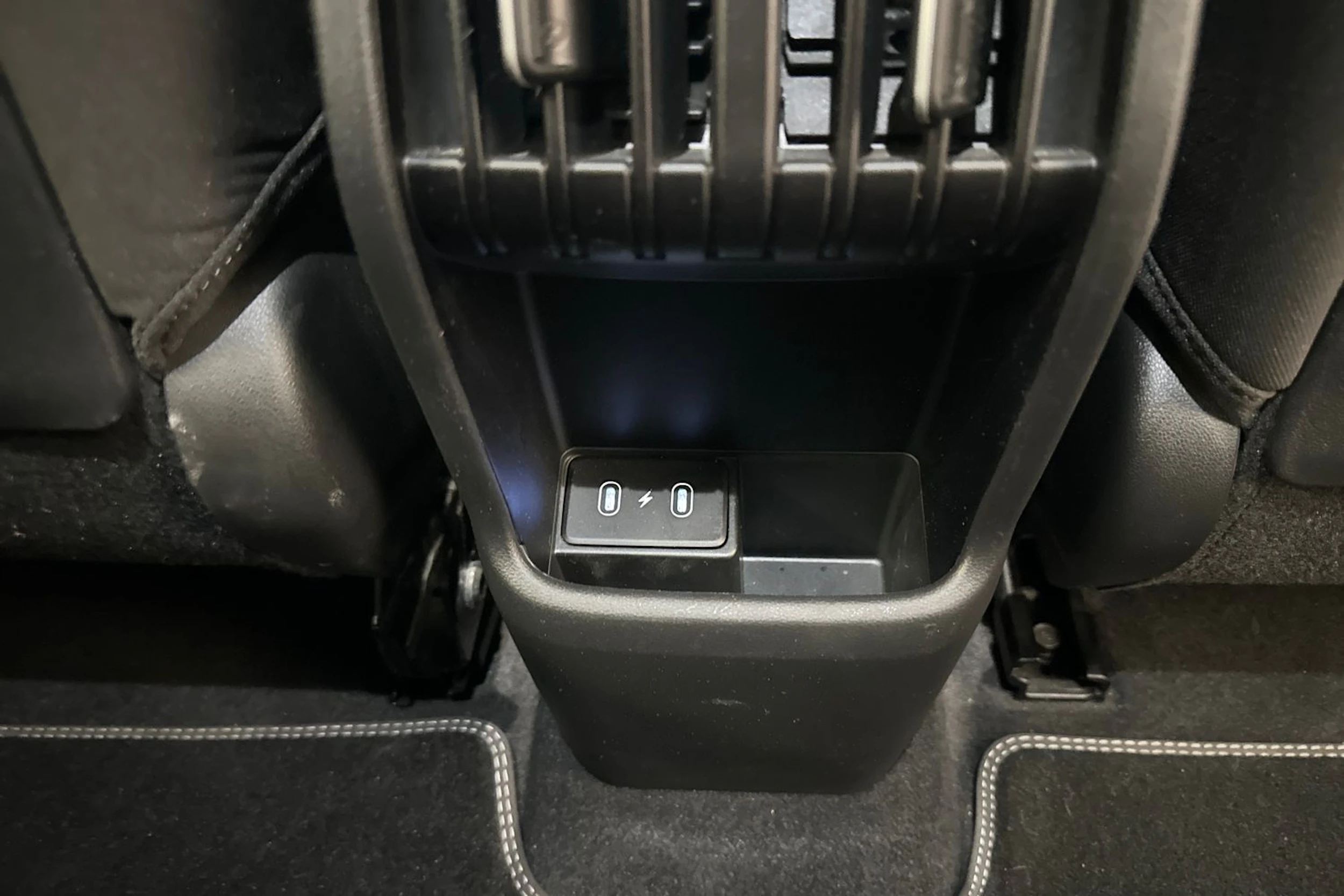 punainen Hyundai KONA Electric 2024 kuva 12.