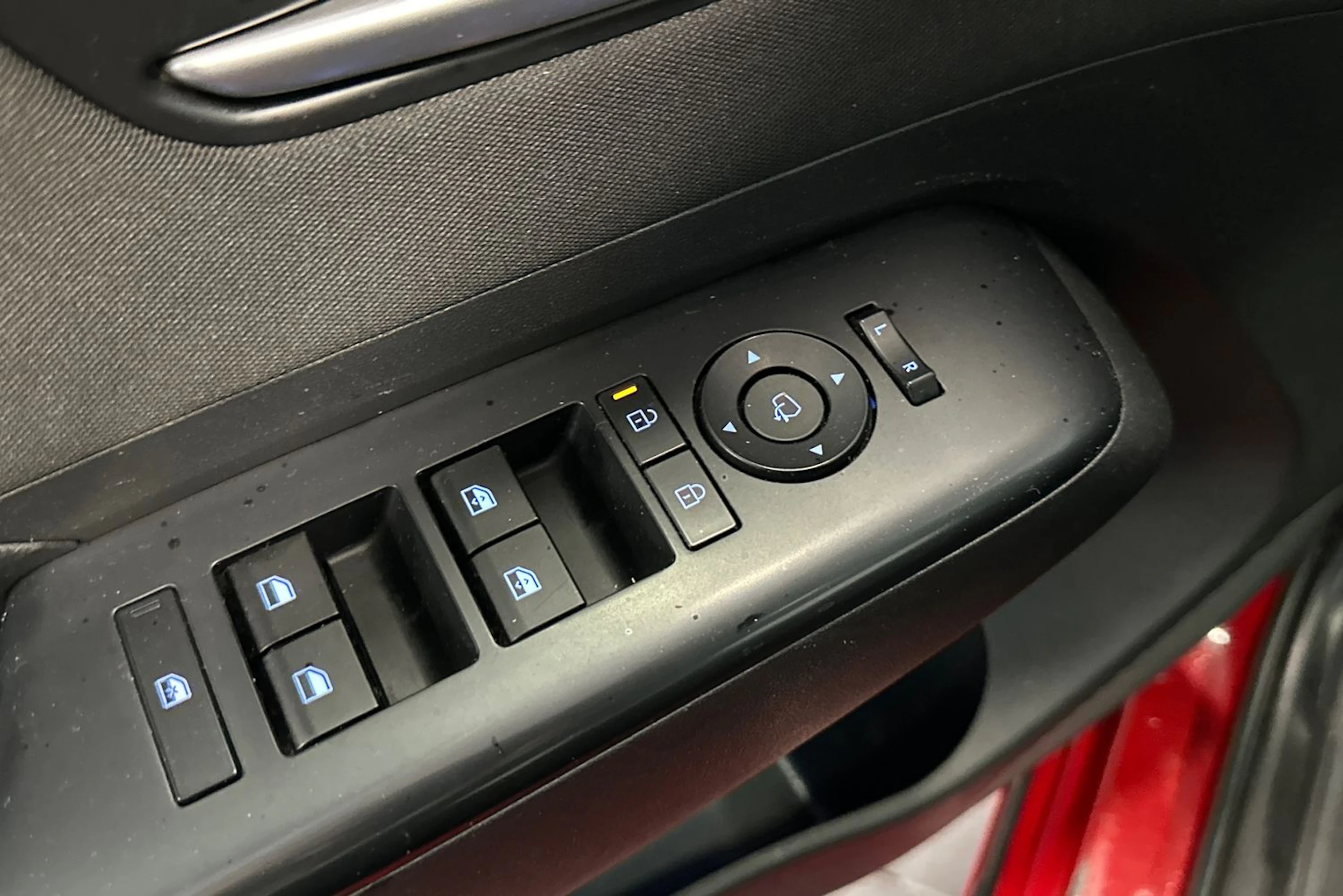 punainen Hyundai KONA Electric 2024 kuva 14.