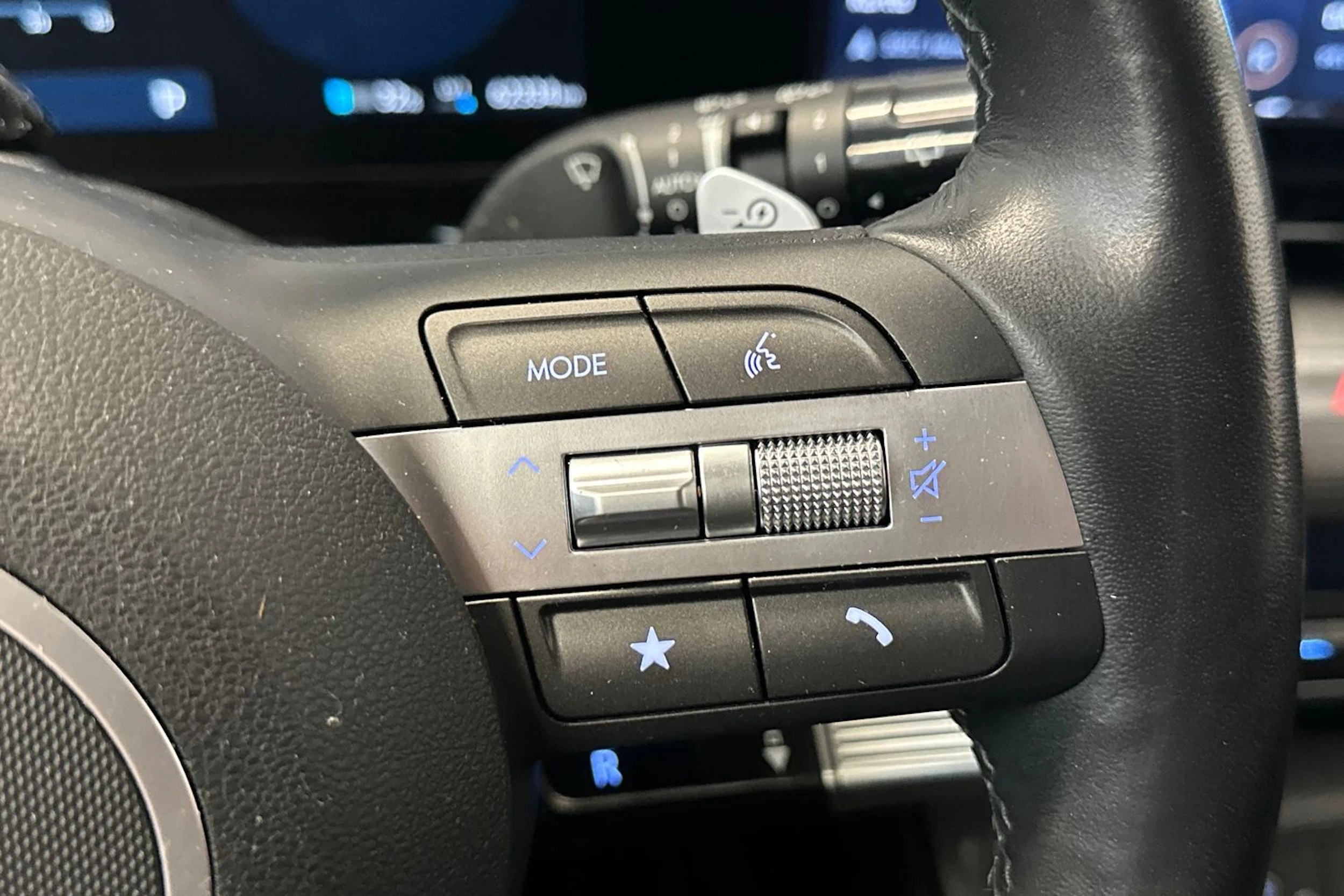 punainen Hyundai KONA Electric 2024 kuva 18.