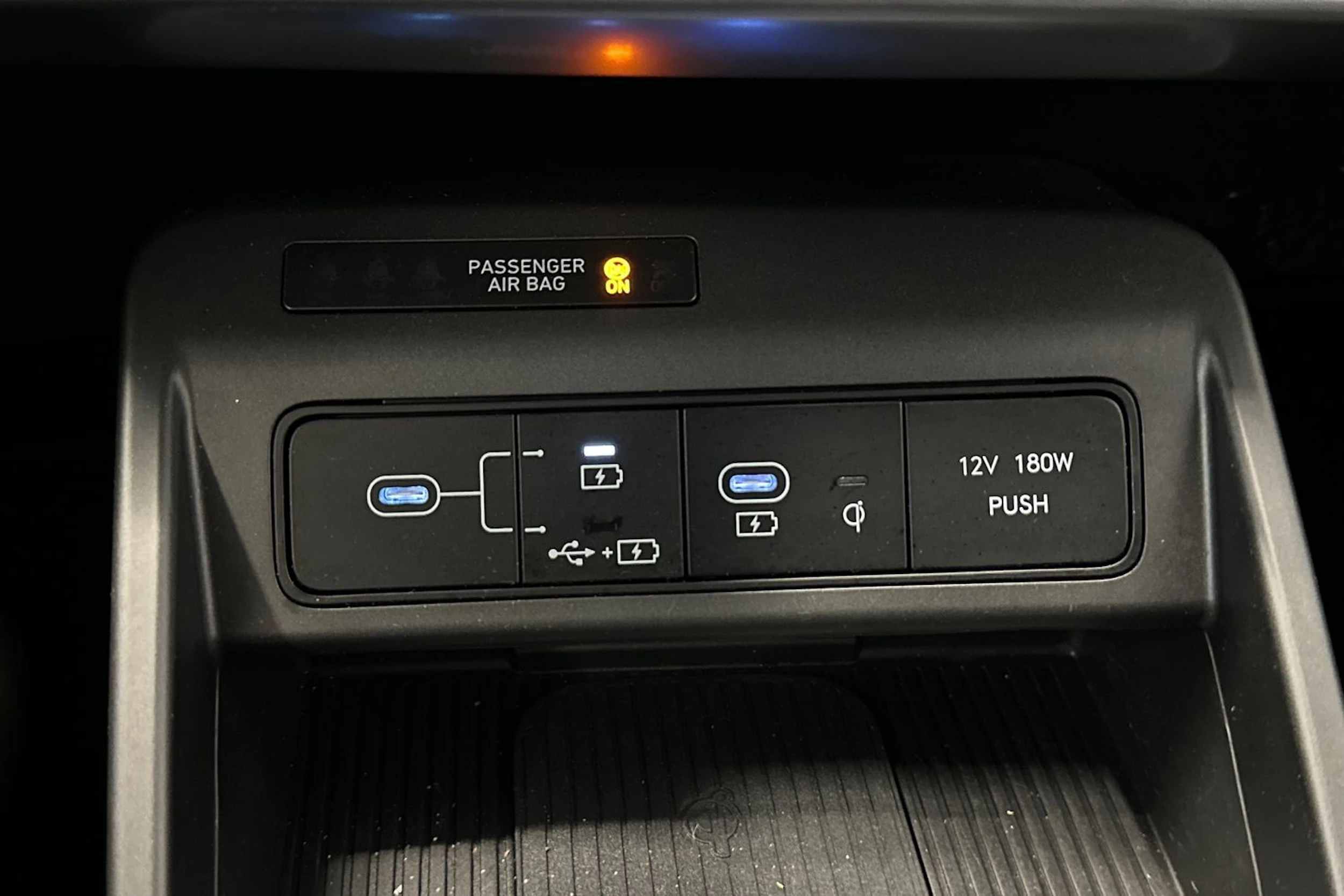 punainen Hyundai KONA Electric 2024 kuva 24.