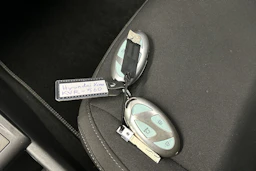 punainen Hyundai KONA Electric 2024 kuva 26.