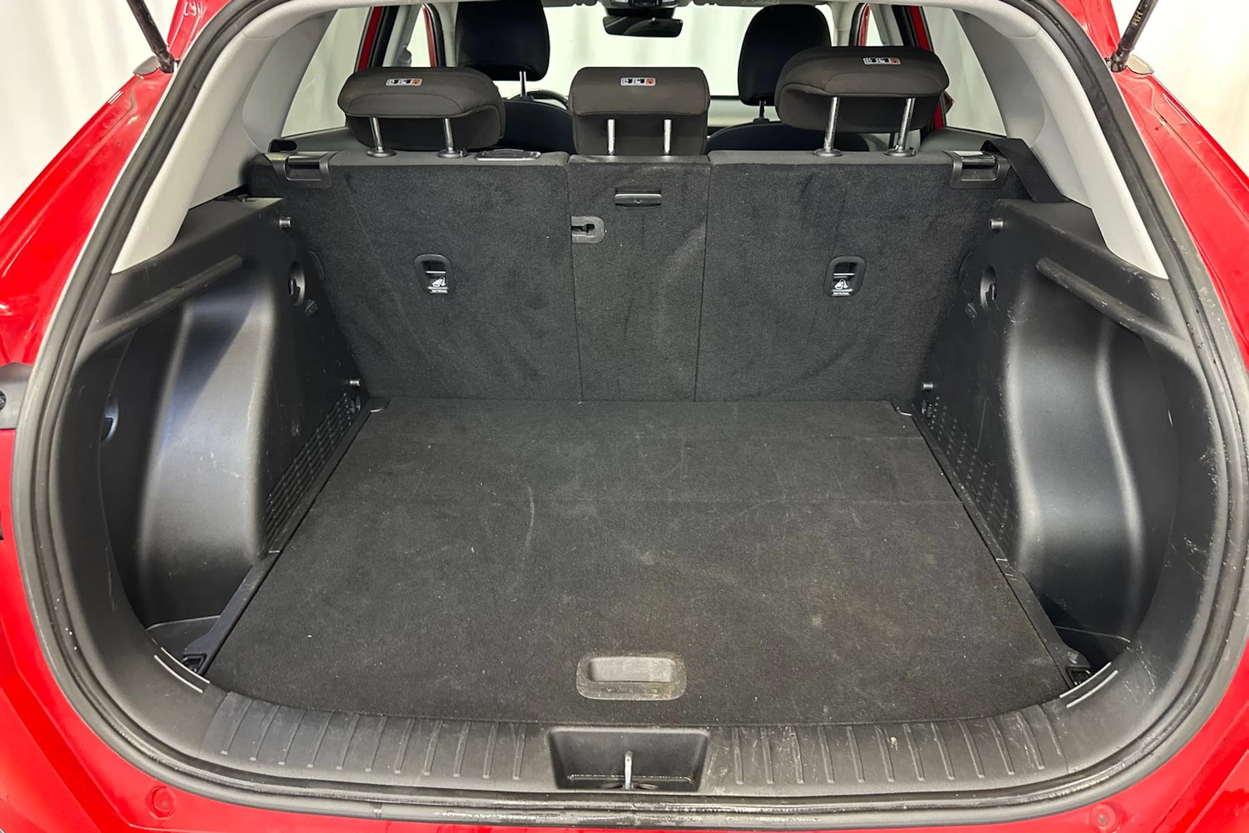 punainen Hyundai KONA Electric 2024 kuva 30.