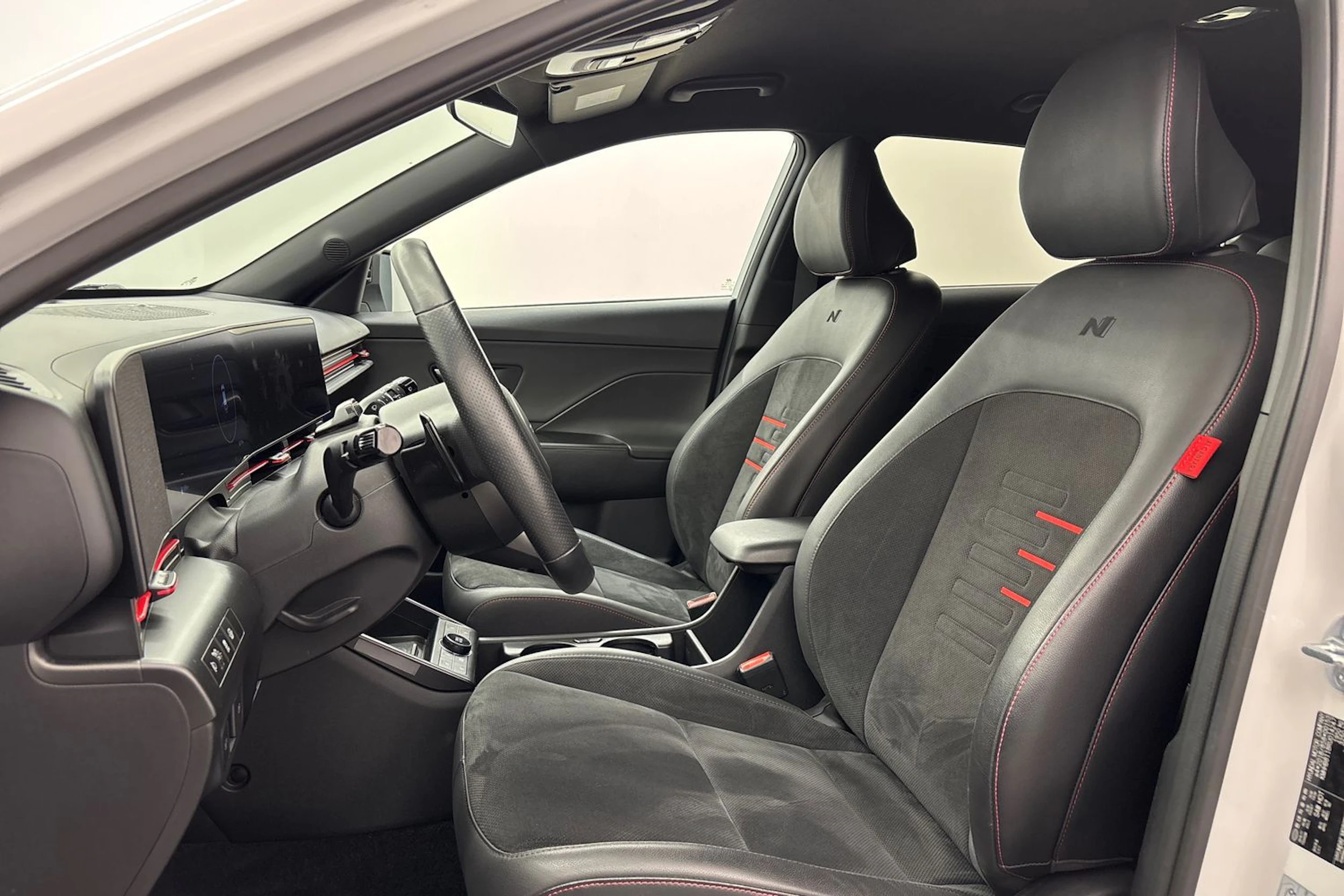 valkoinen Hyundai KONA Hybrid 2024 kuva 15.