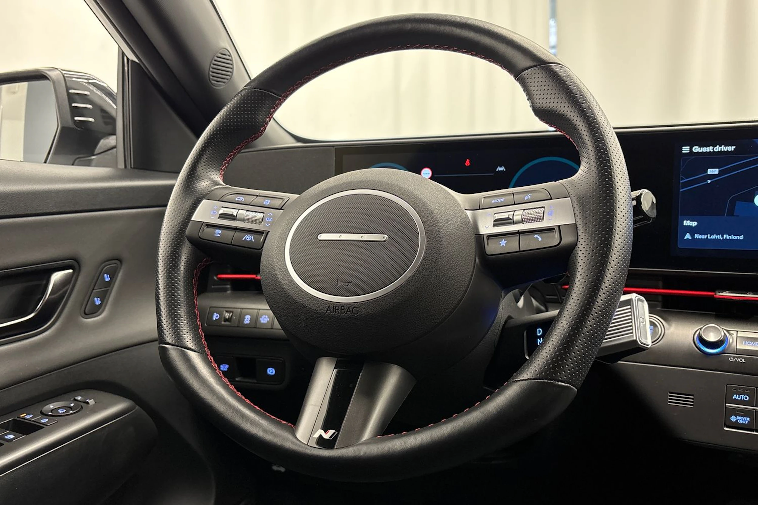 valkoinen Hyundai KONA Hybrid 2024 kuva 17.