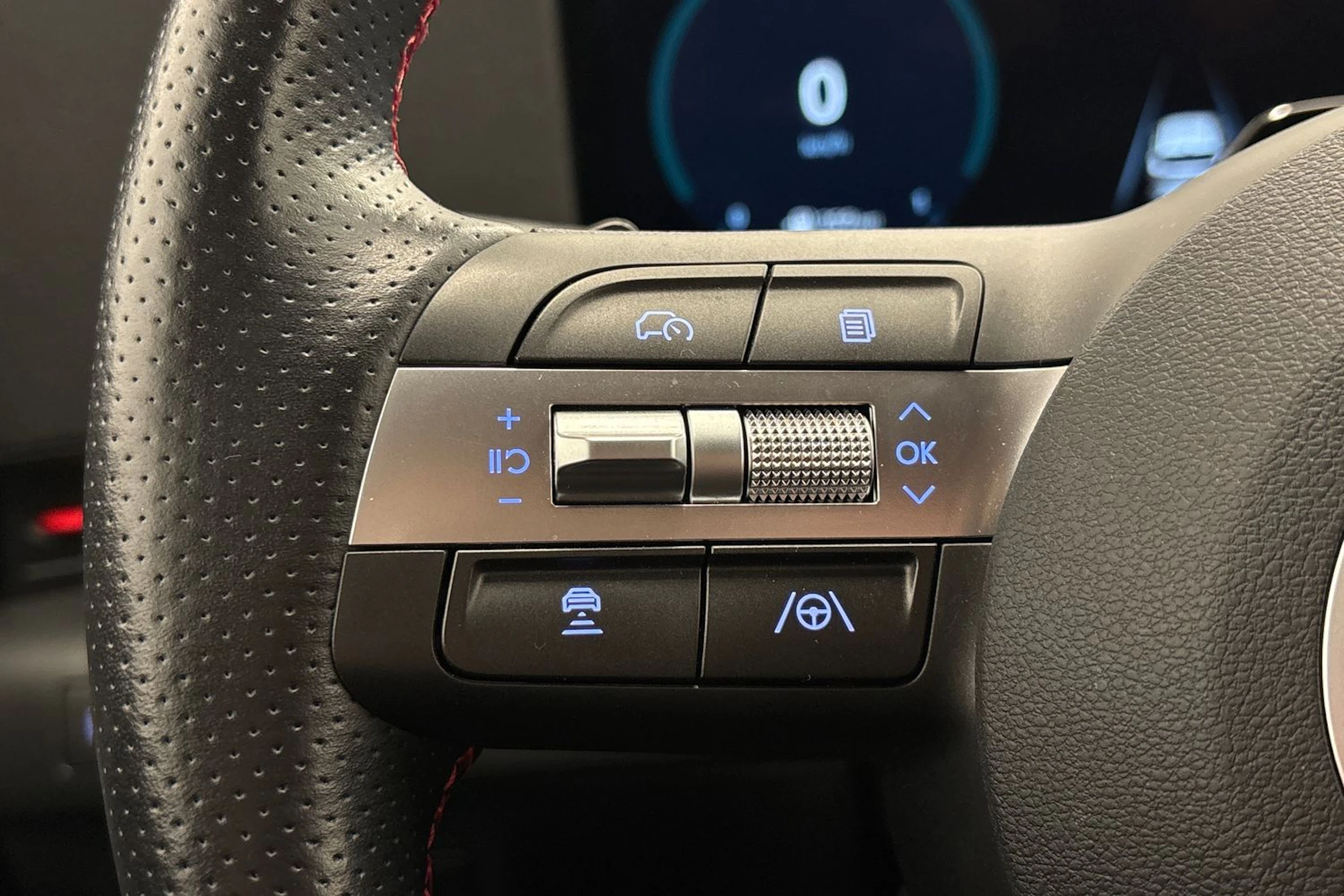 valkoinen Hyundai KONA Hybrid 2024 kuva 18.