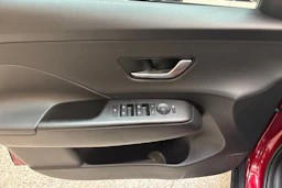 punainen Hyundai KONA Hybrid 2024 kuva 15.