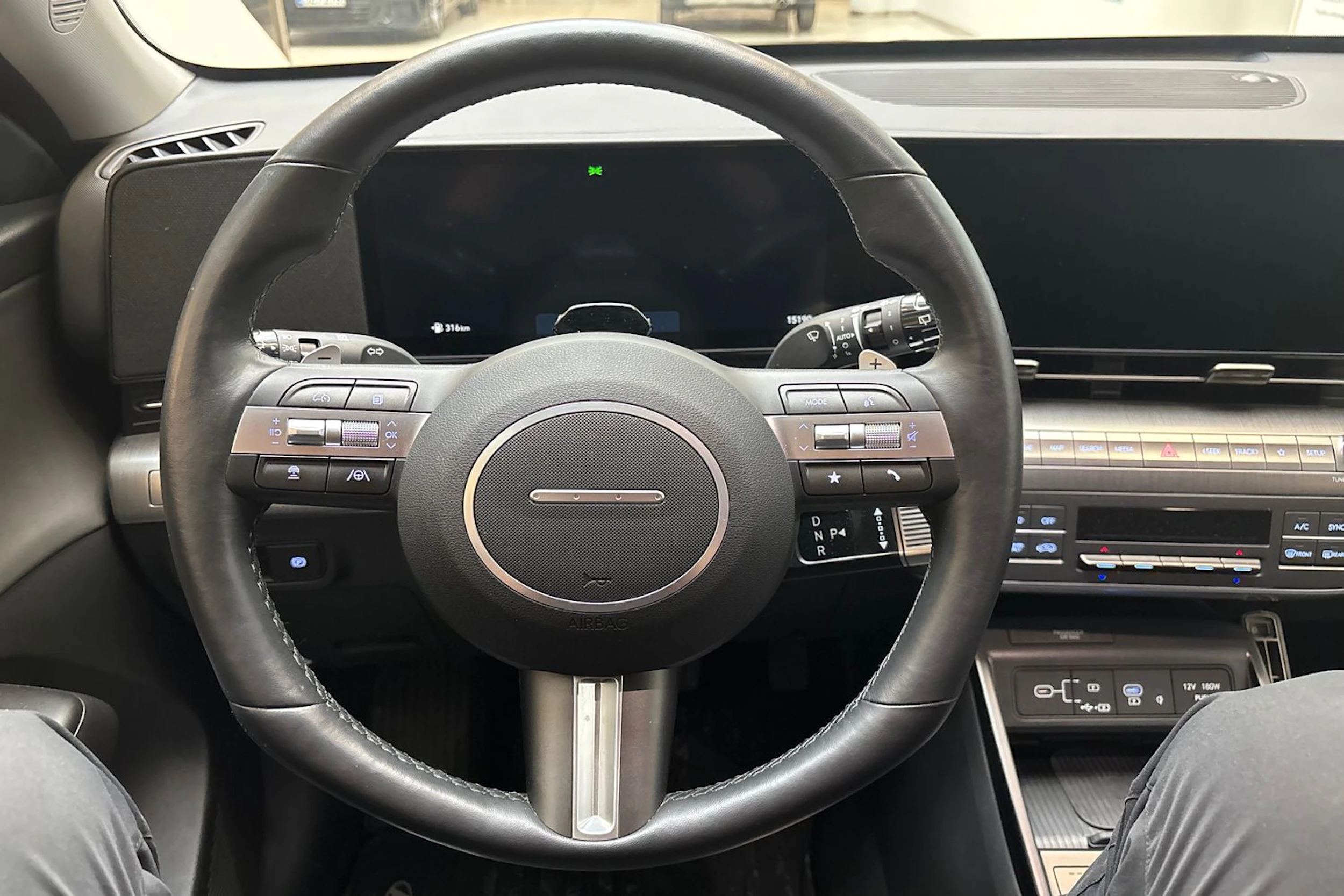 punainen Hyundai KONA Hybrid 2024 kuva 18.
