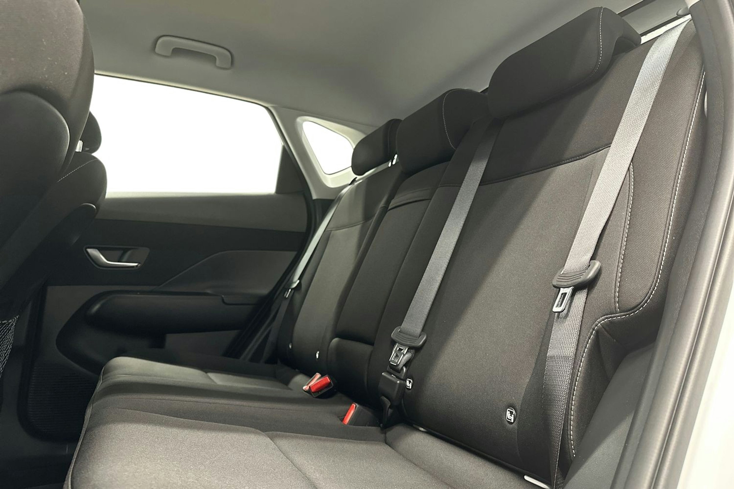 valkoinen Hyundai KONA Hybrid 2025 kuva 10.