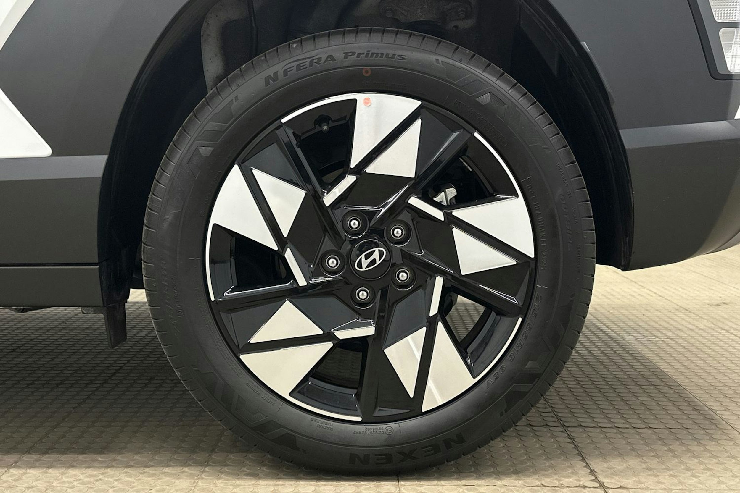 valkoinen Hyundai KONA Hybrid 2025 kuva 13.