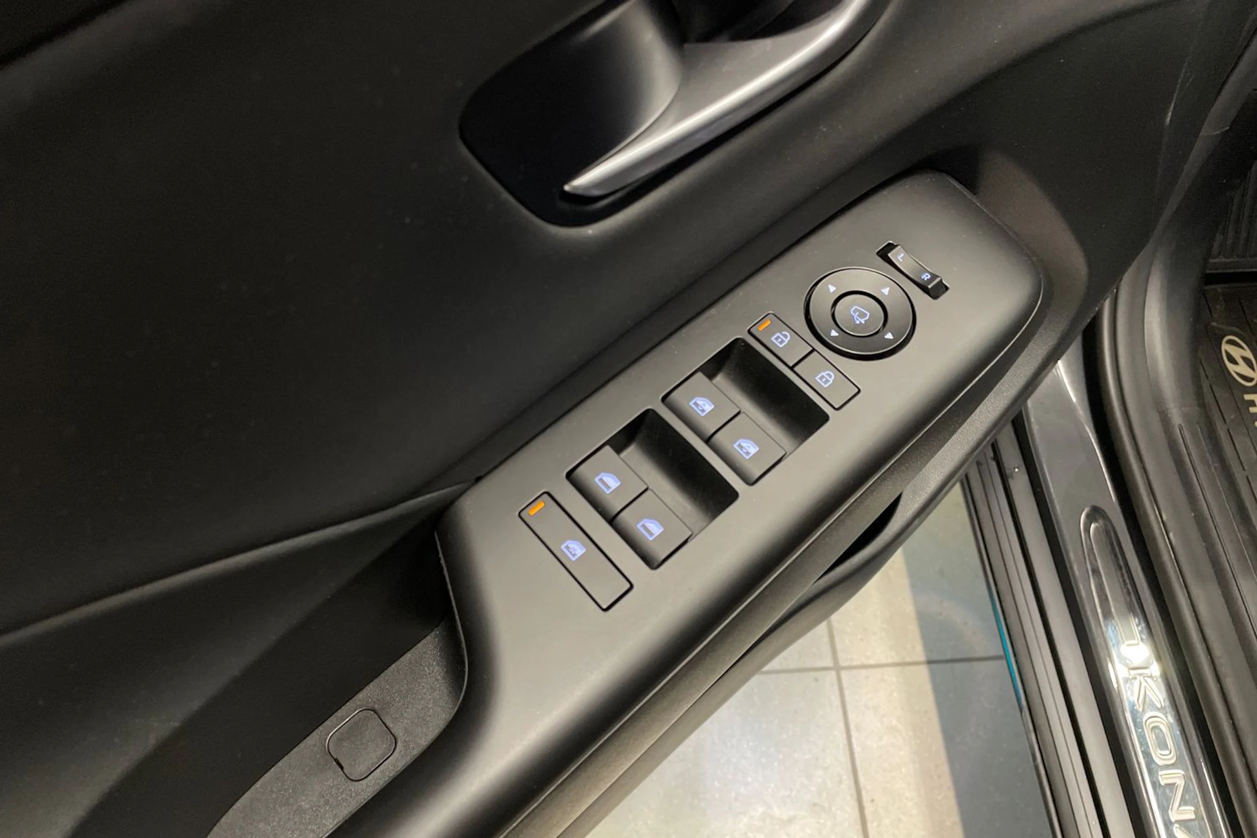 Harmaa Hyundai KONA Hybrid 2025 kuva 18.