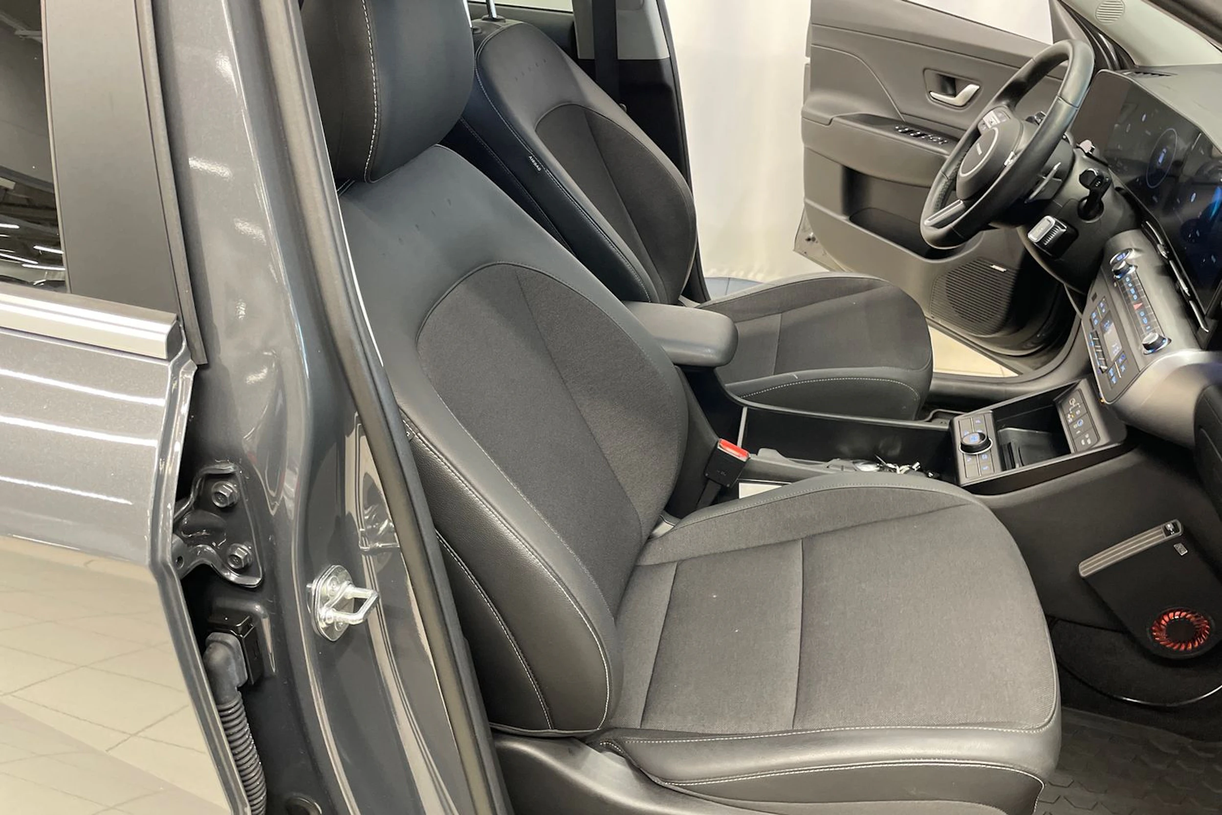 Harmaa Hyundai KONA Hybrid 2025 kuva 24.