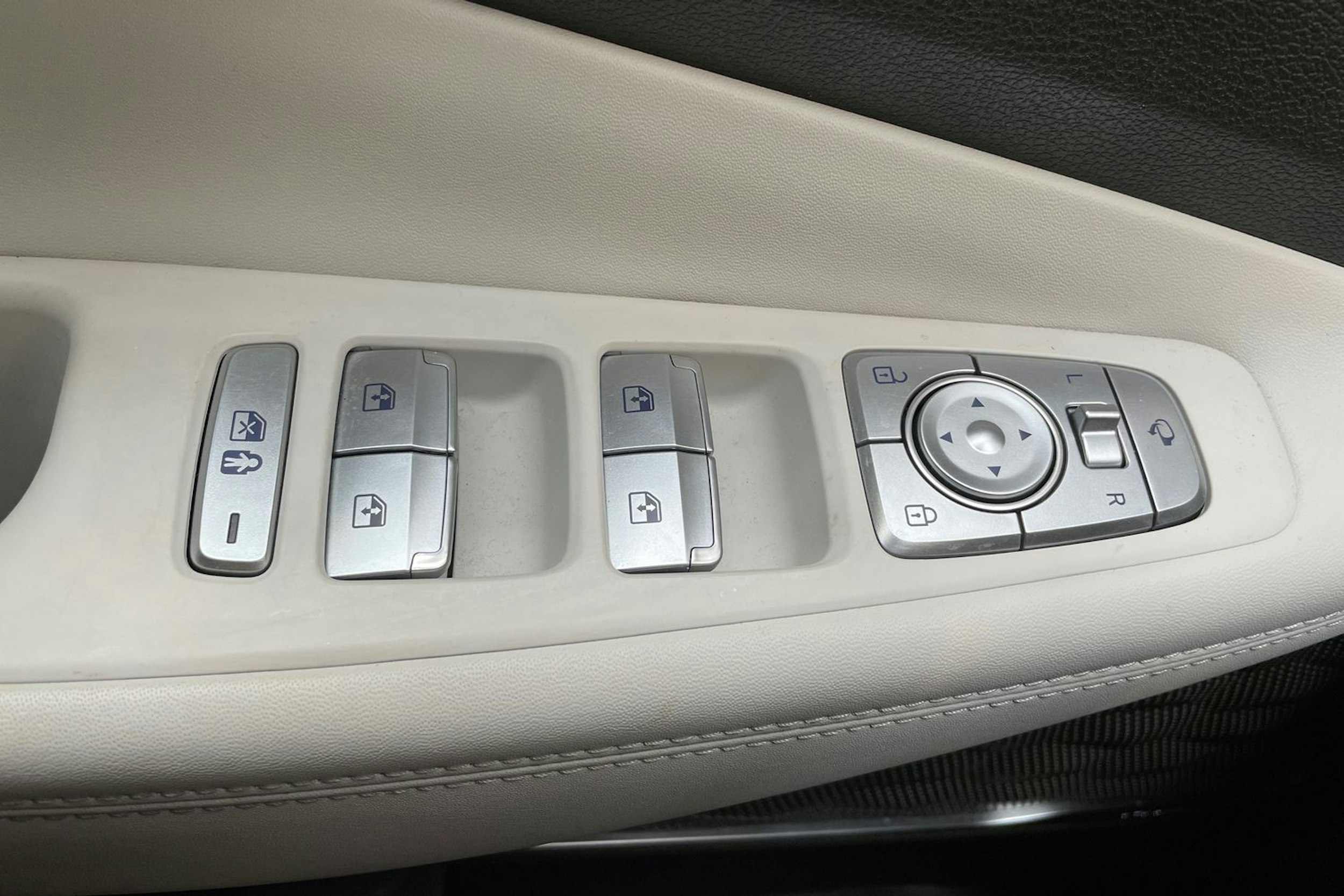 musta Hyundai Santa Fe 2023 kuva 15.