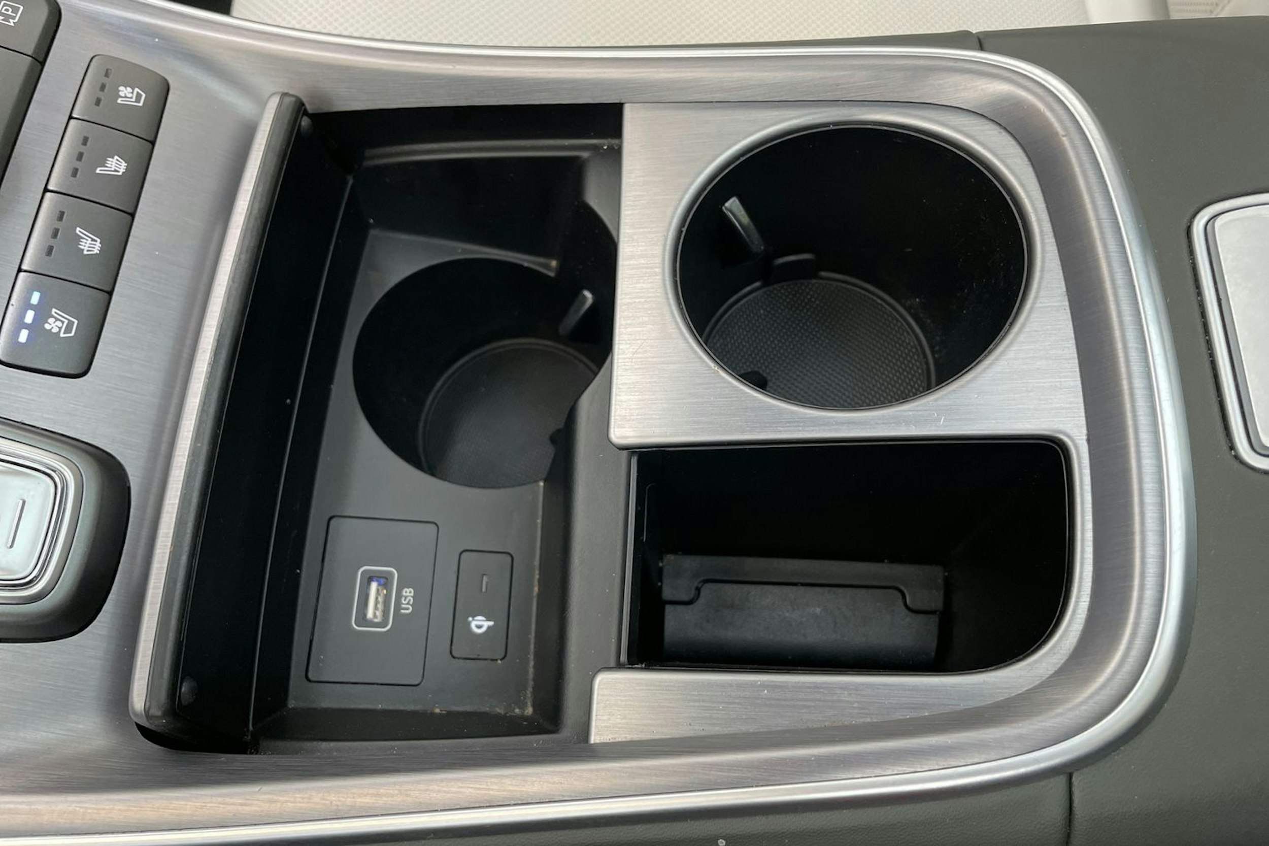 musta Hyundai Santa Fe 2023 kuva 22.