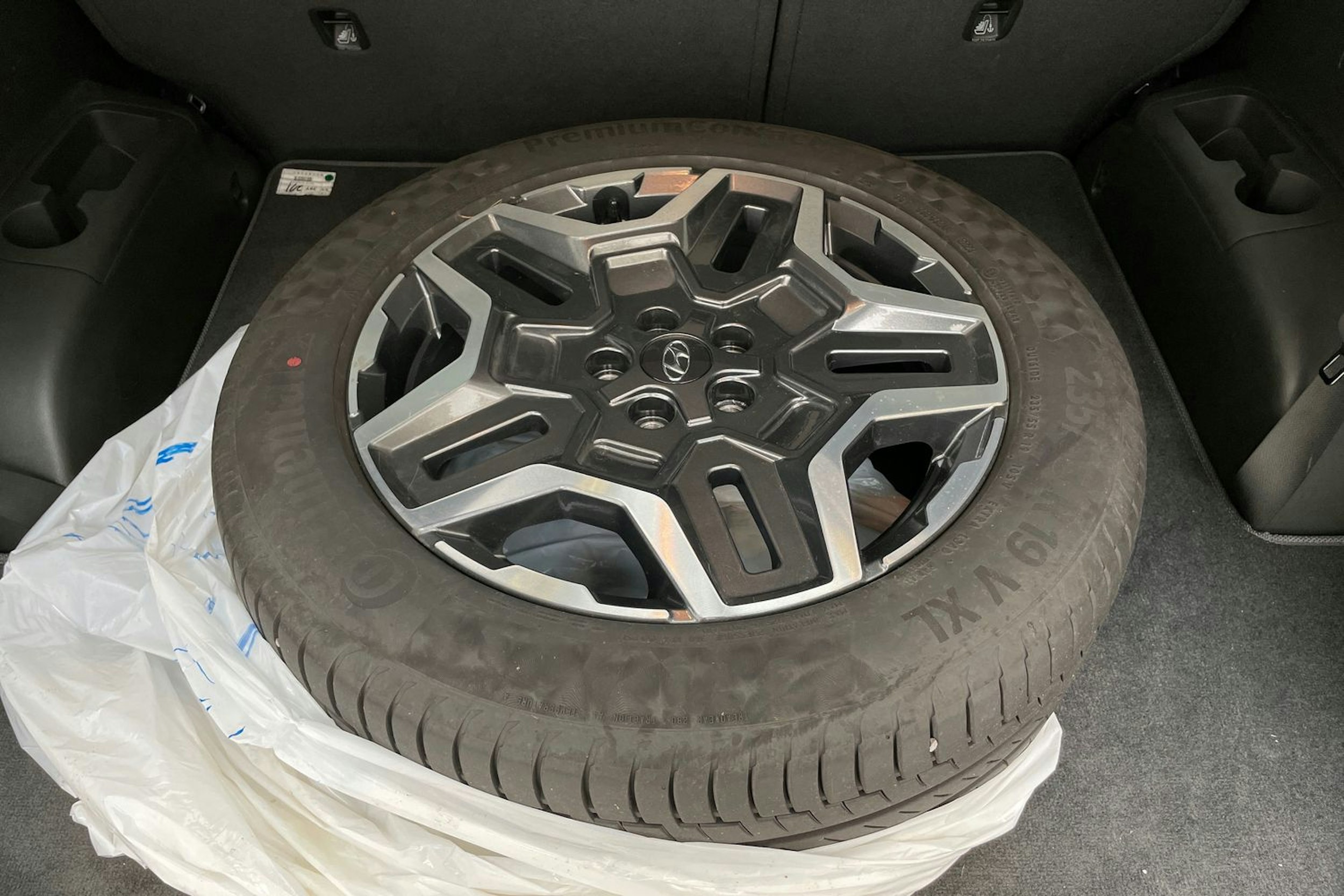 musta Hyundai Santa Fe 2023 kuva 28.
