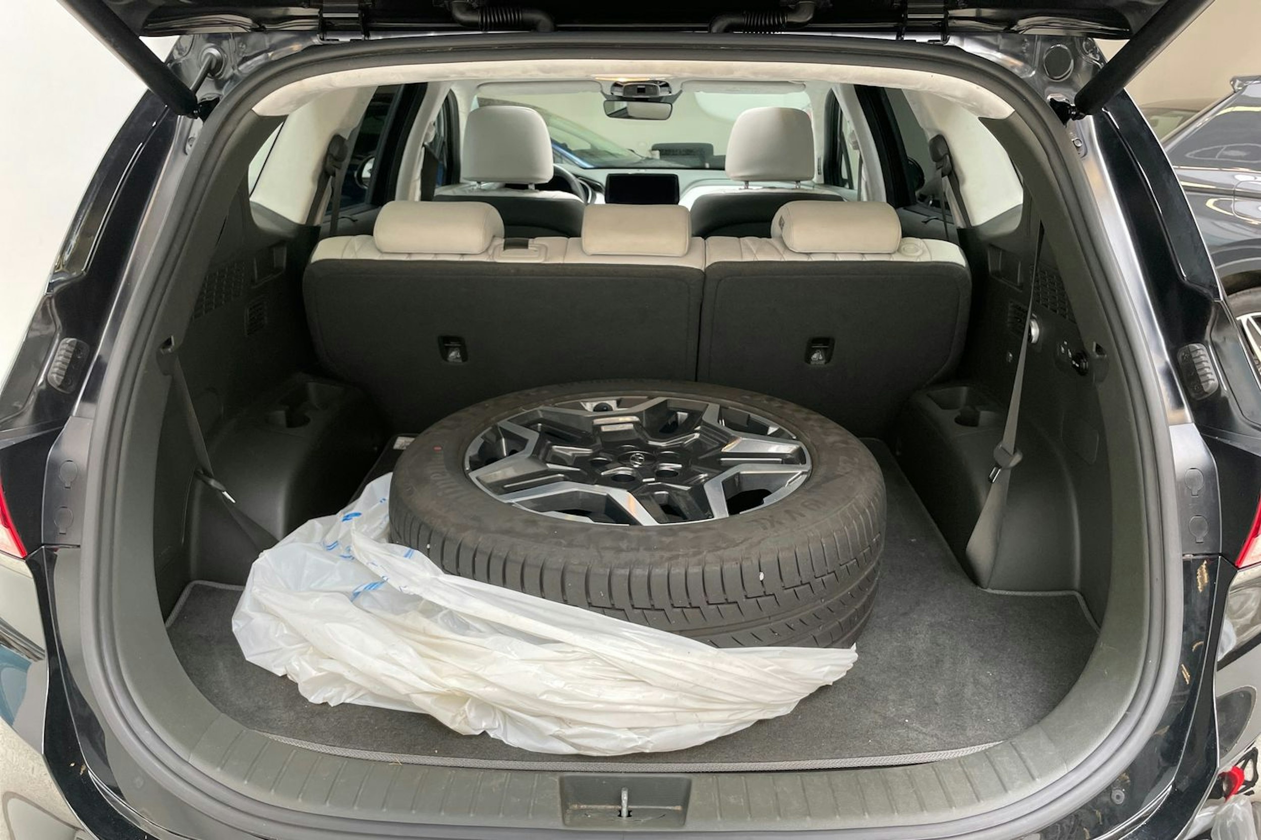 musta Hyundai Santa Fe 2023 kuva 30.