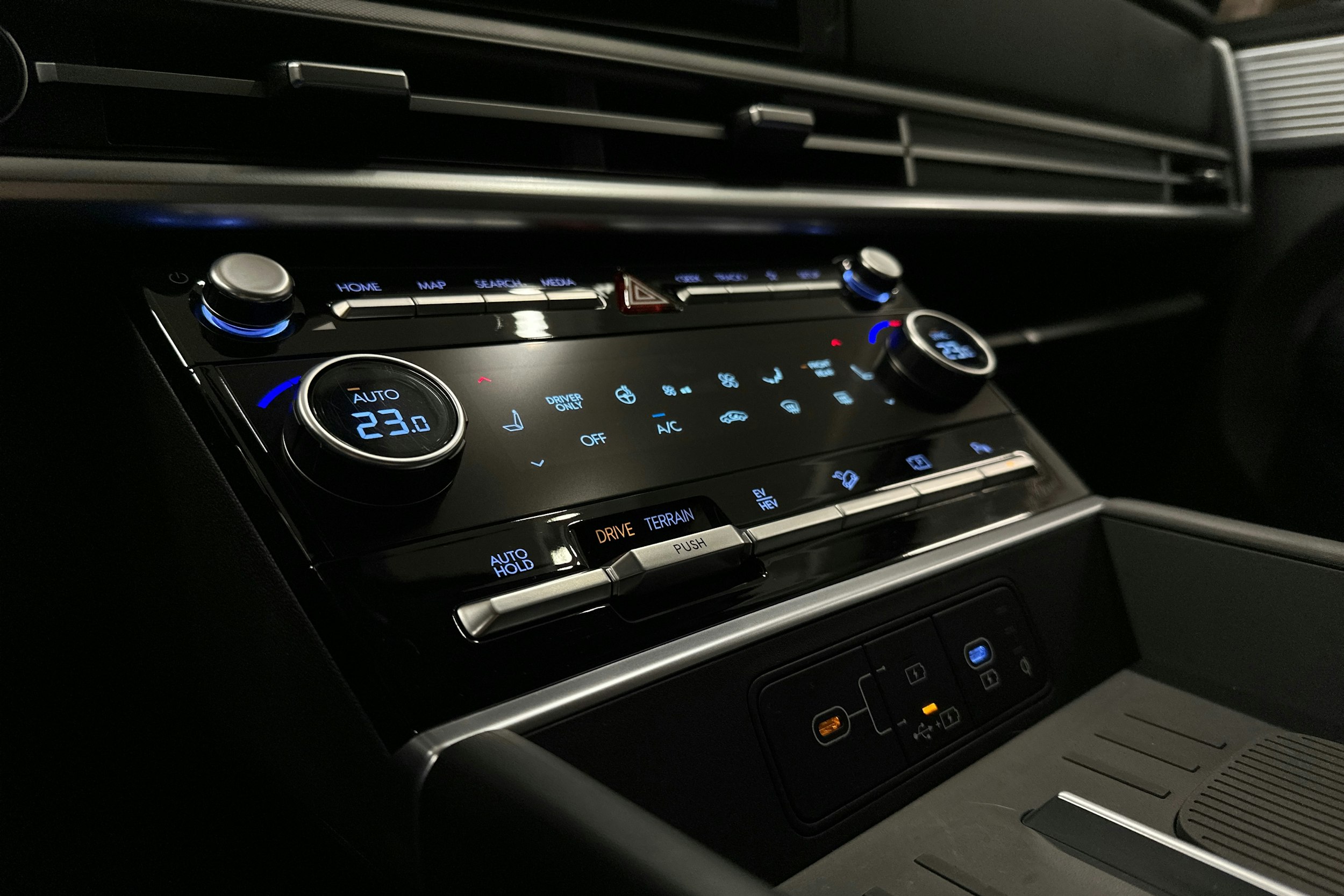 ruskea Hyundai Santa Fe 2025 kuva 23.