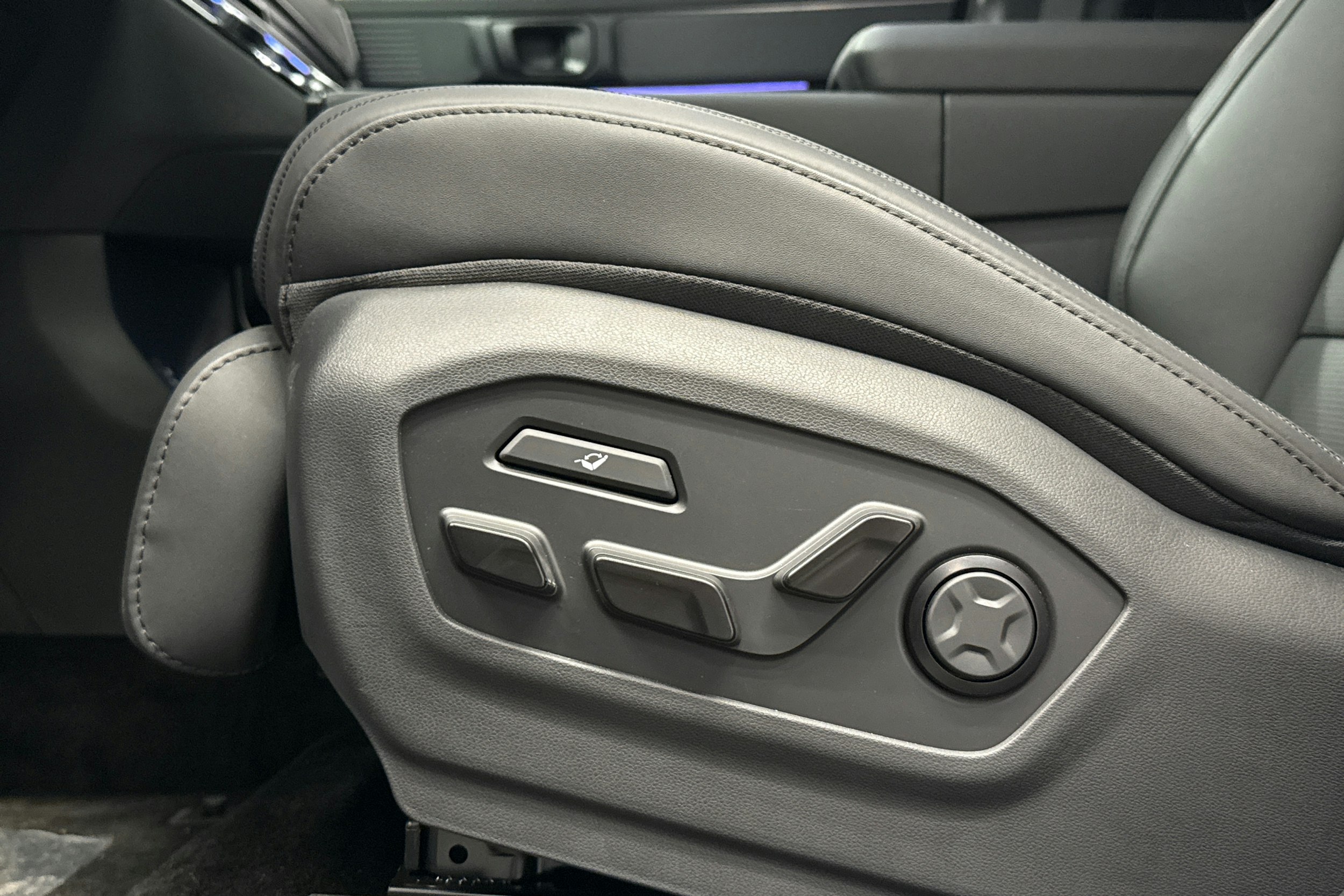 harmaa Hyundai Santa Fe 2025 kuva 24.