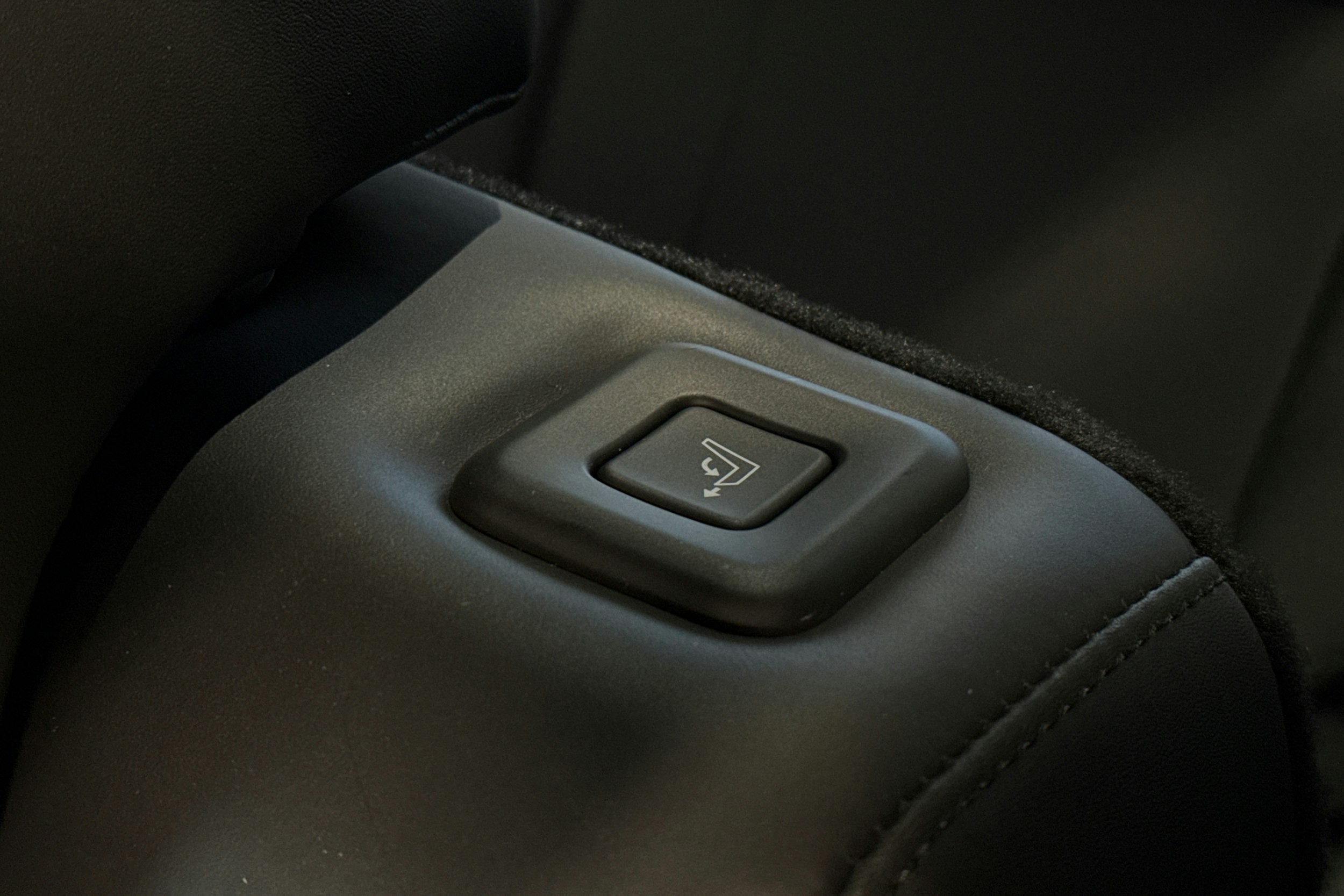 harmaa Hyundai Santa Fe 2025 kuva 27.