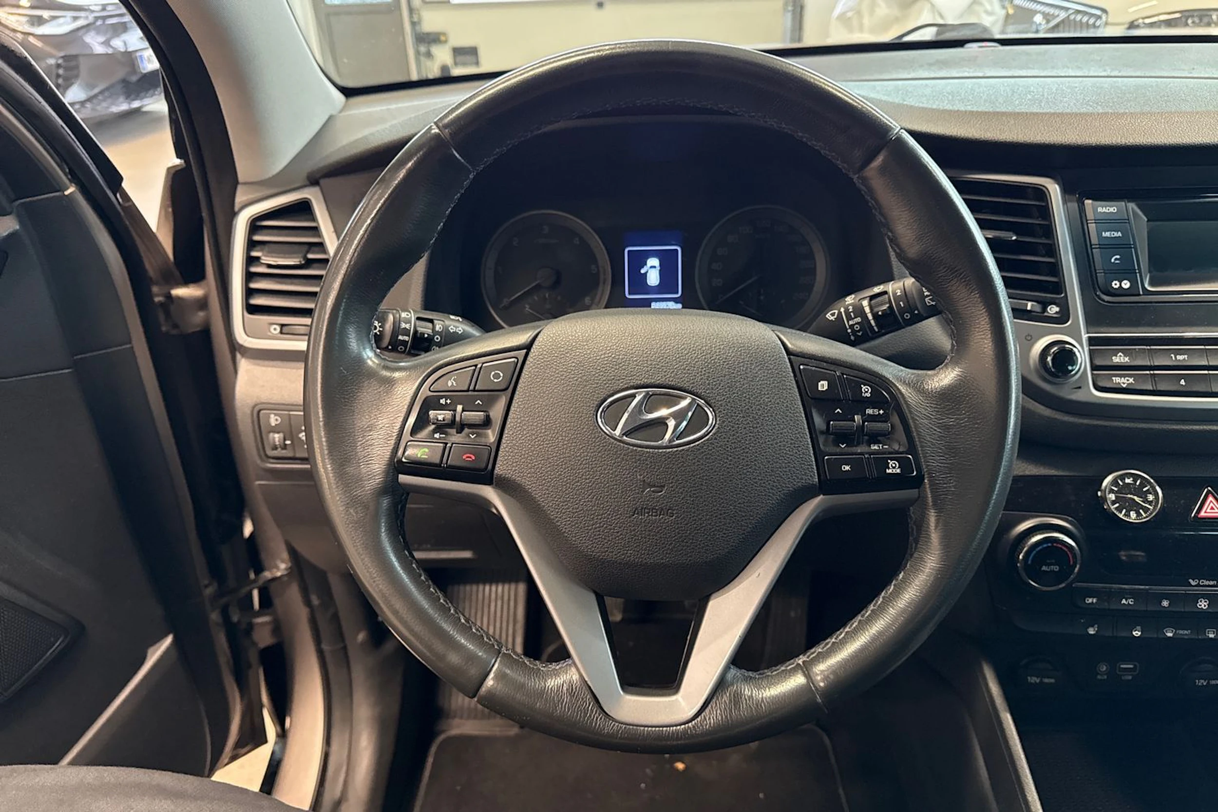 ruskea (beige) Hyundai Tucson 2016 kuva 16.