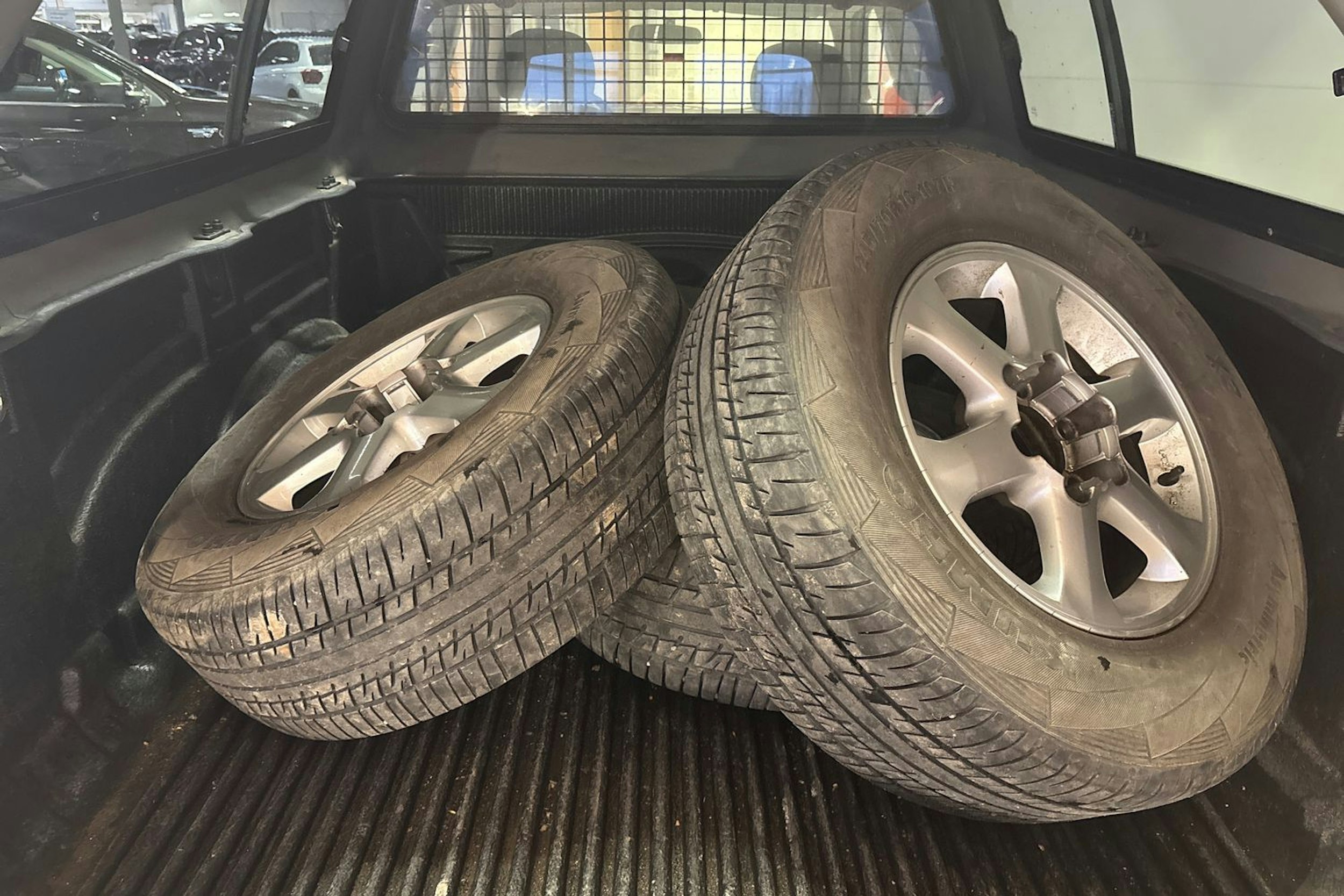 Harmaa Isuzu D-Max 2011 kuva 17.