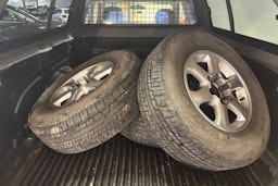 Harmaa Isuzu D-Max 2011 kuva 17.