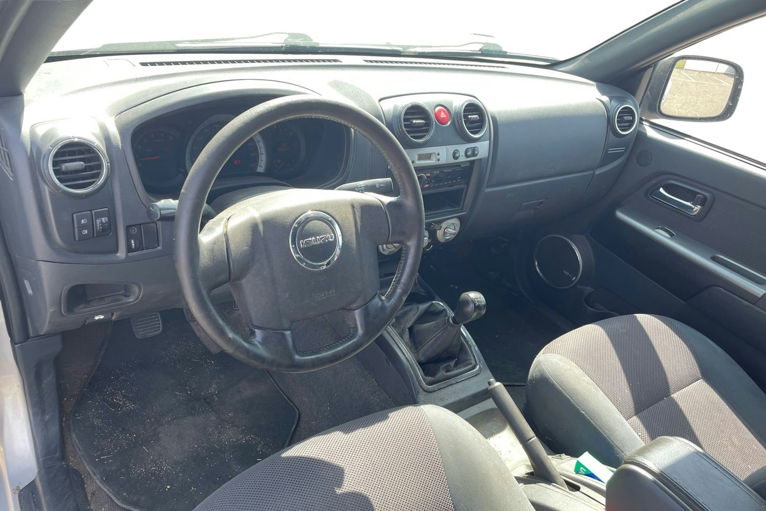 ruskea (beige) Isuzu D-Max 2011 kuva 3.