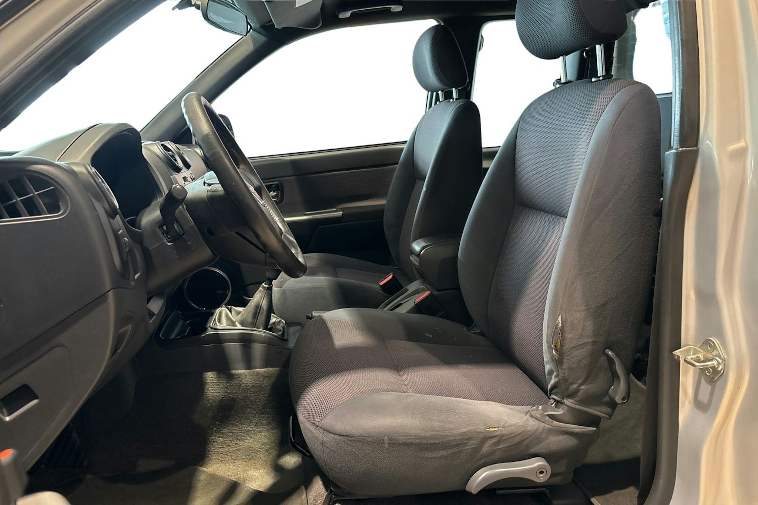 ruskea (beige) Isuzu D-Max 2011 kuva 9.