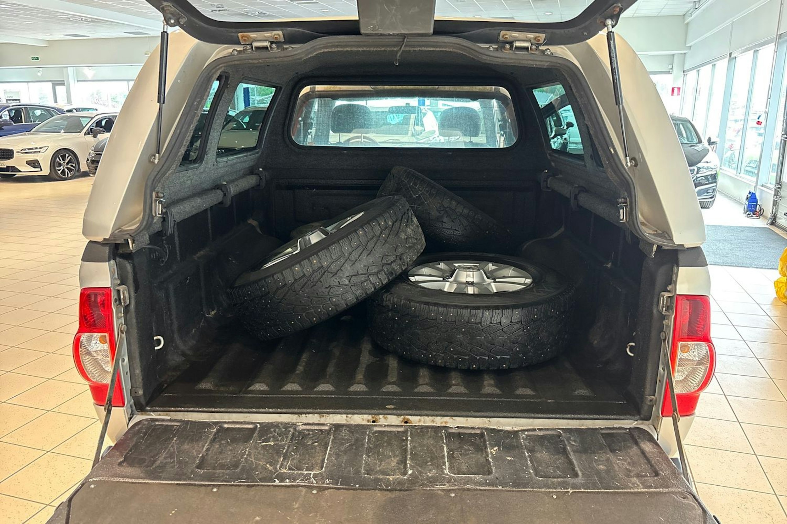 ruskea (beige) Isuzu D-Max 2011 kuva 14.