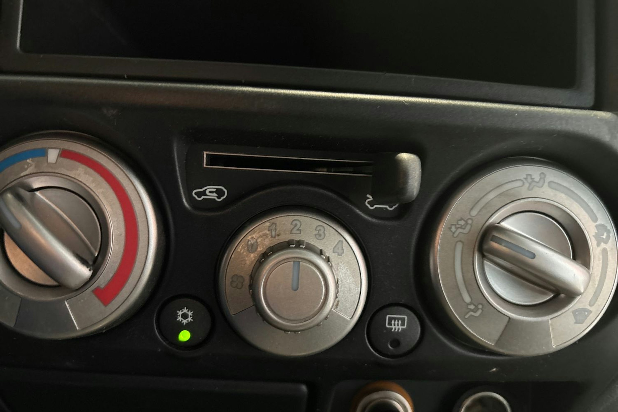 ruskea (beige) Isuzu D-Max 2011 kuva 19.