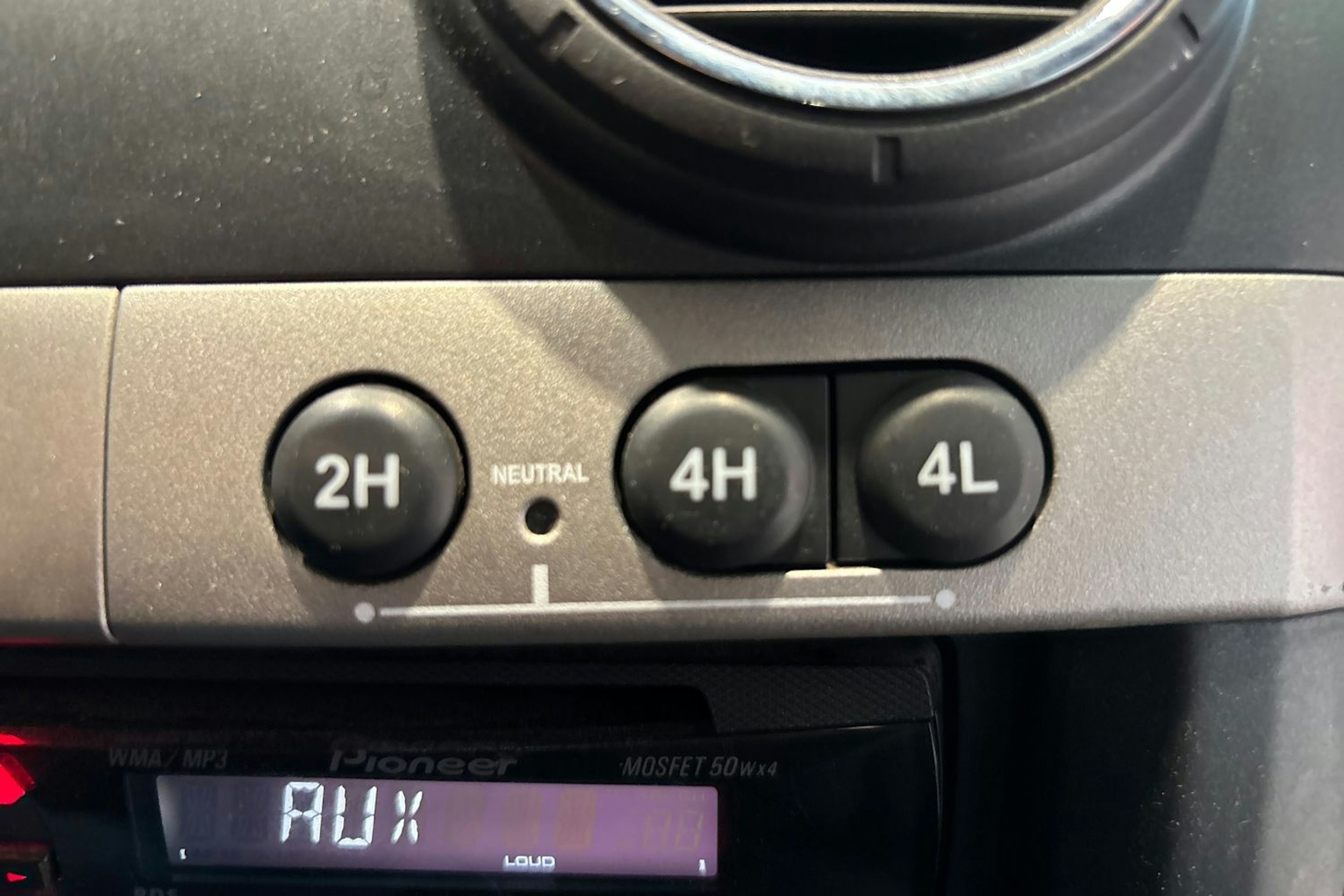 ruskea (beige) Isuzu D-Max 2011 kuva 21.