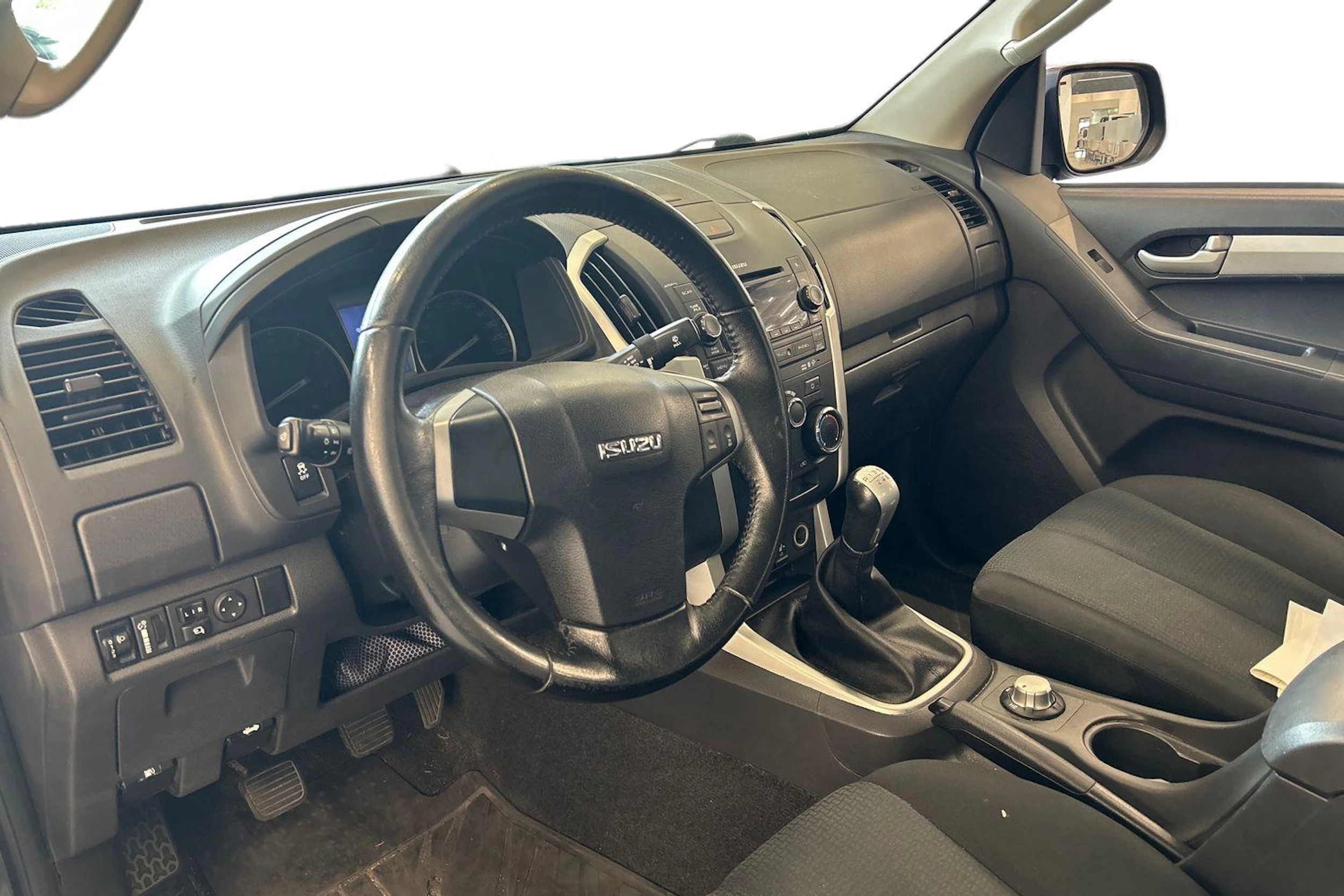 musta Isuzu D-Max 2015 kuva 3.