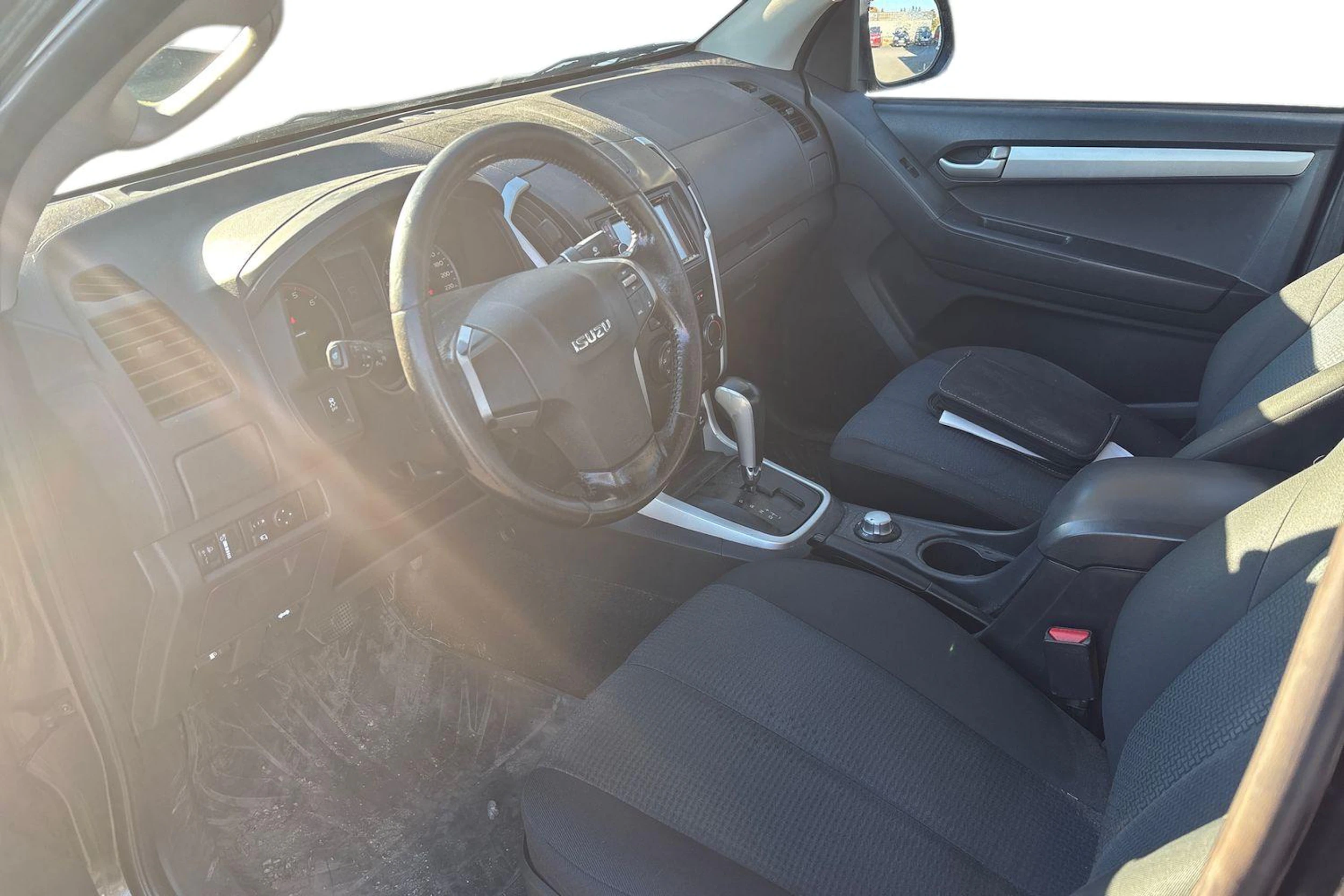Musta Isuzu D-Max 2015 kuva 3.