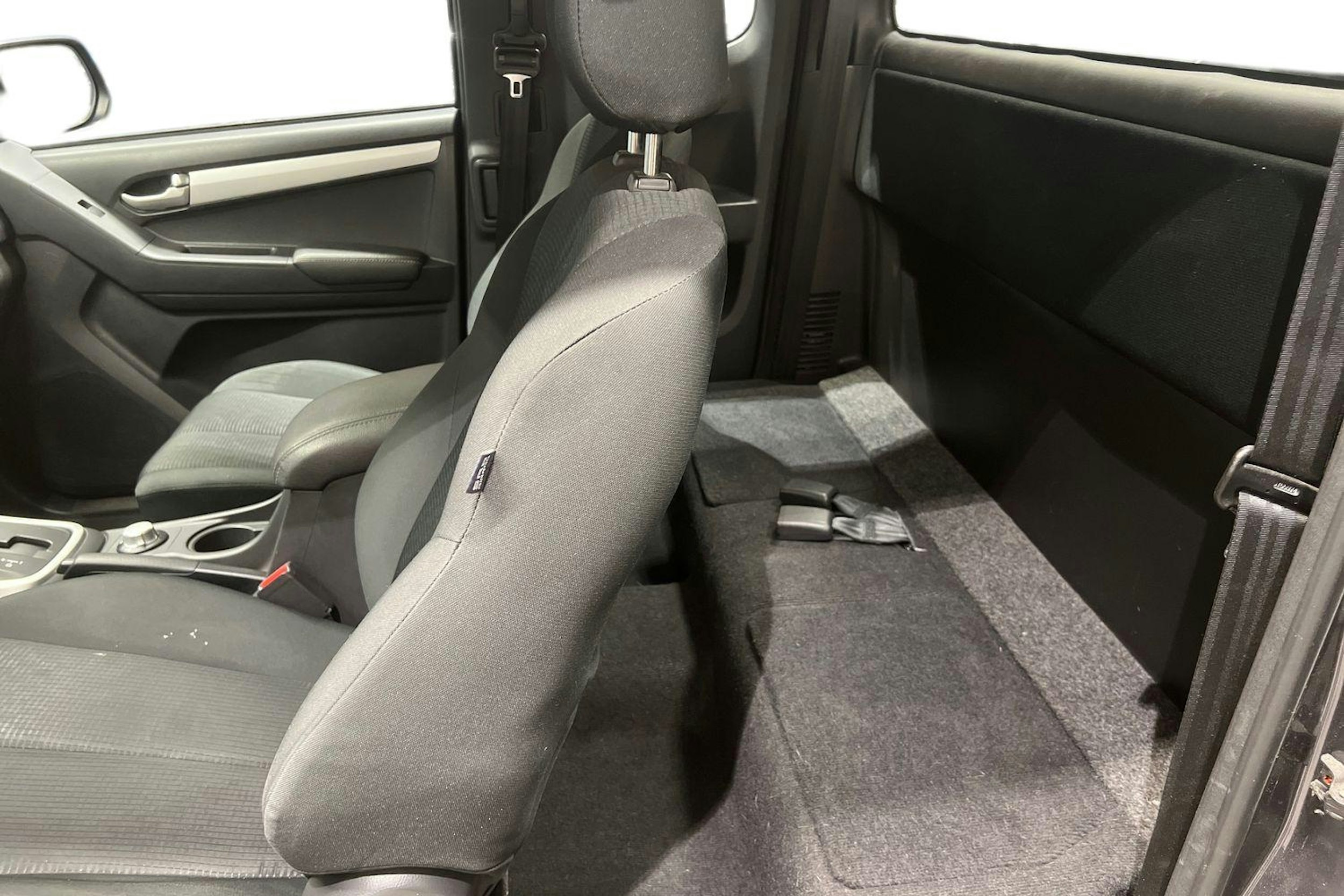 harmaa Isuzu D-Max 2017 kuva 10.