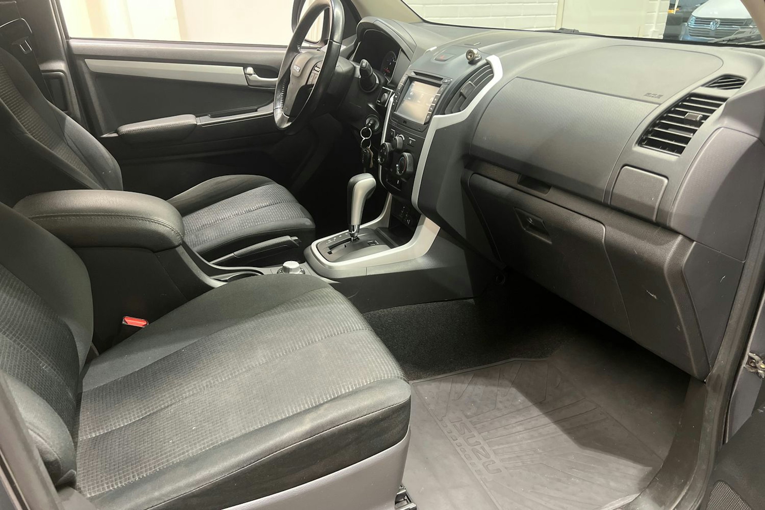 harmaa Isuzu D-Max 2017 kuva 16.