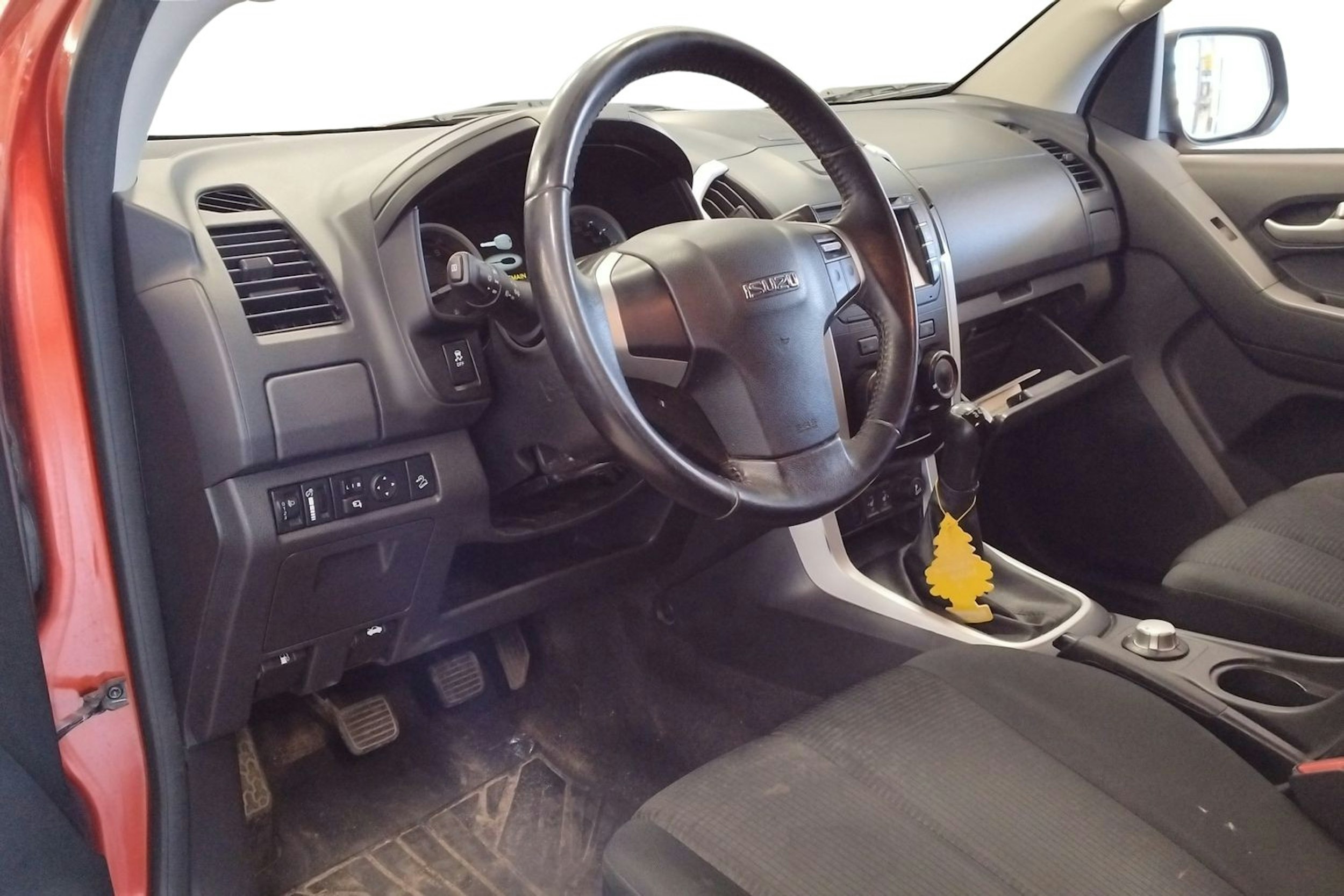 punainen Isuzu D-Max 2017 kuva 3.
