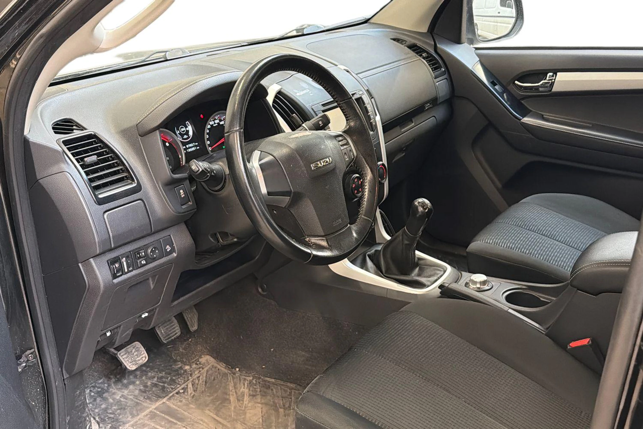 musta Isuzu D-Max 2018 kuva 3.