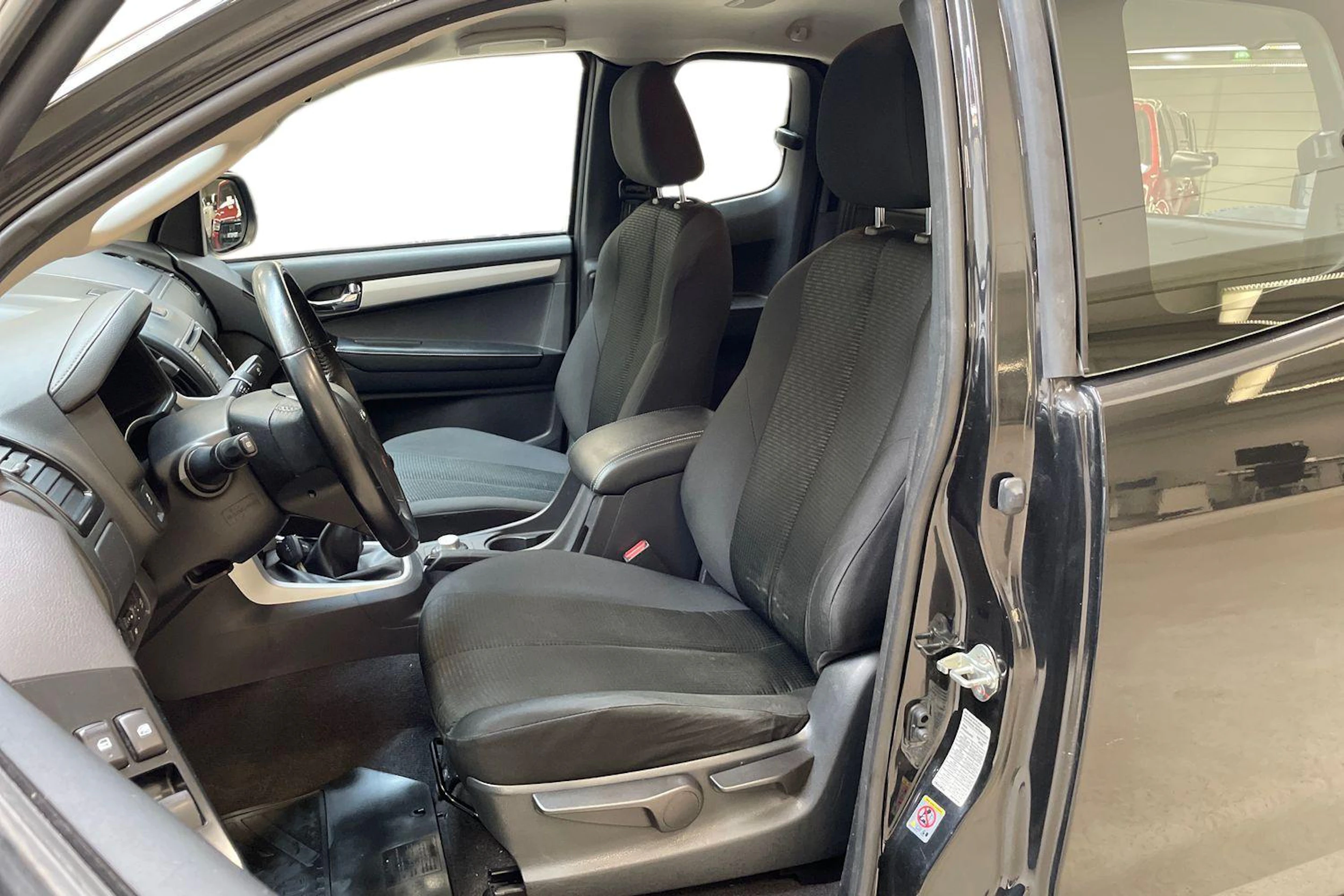 musta Isuzu D-Max 2018 kuva 8.