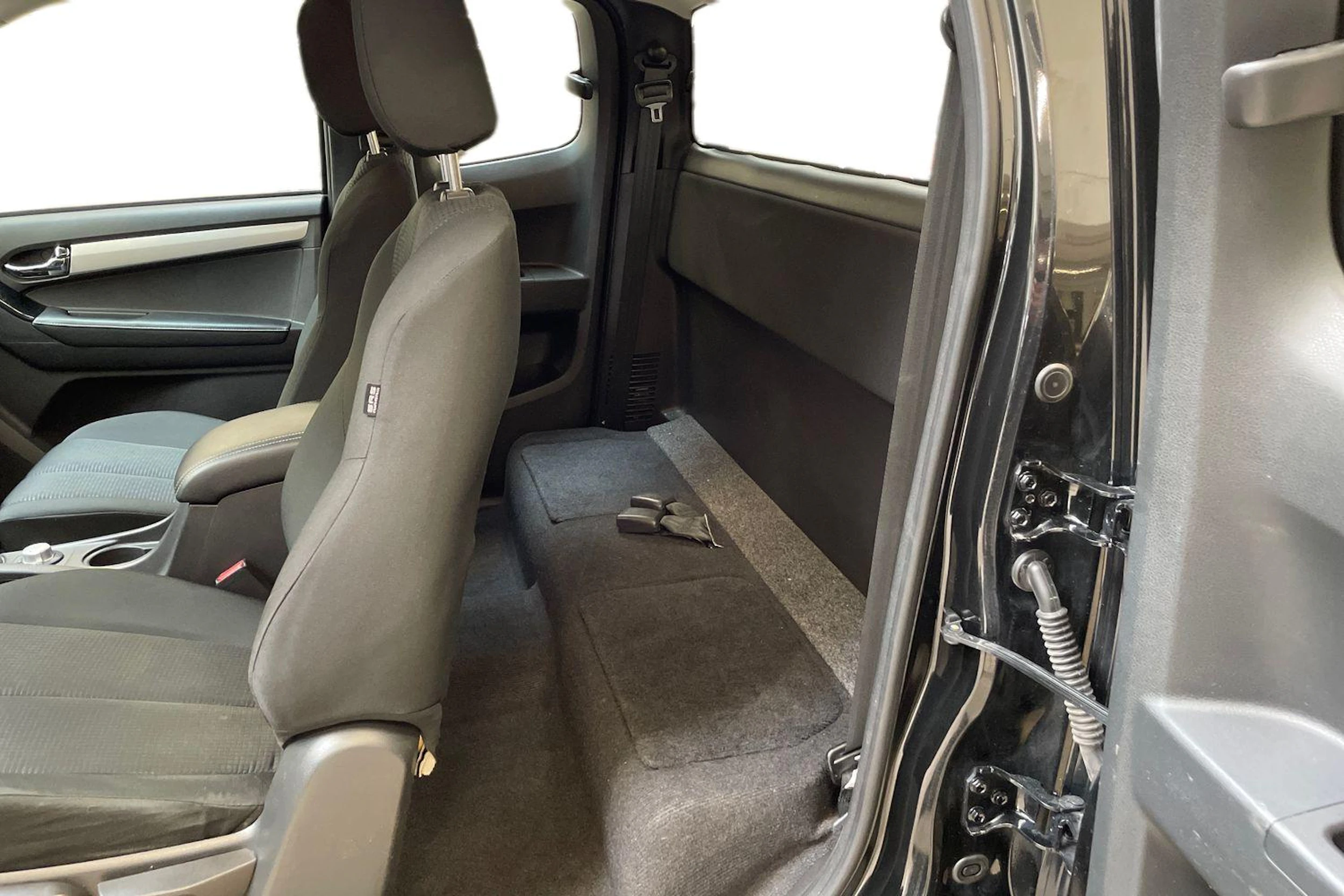musta Isuzu D-Max 2018 kuva 11.