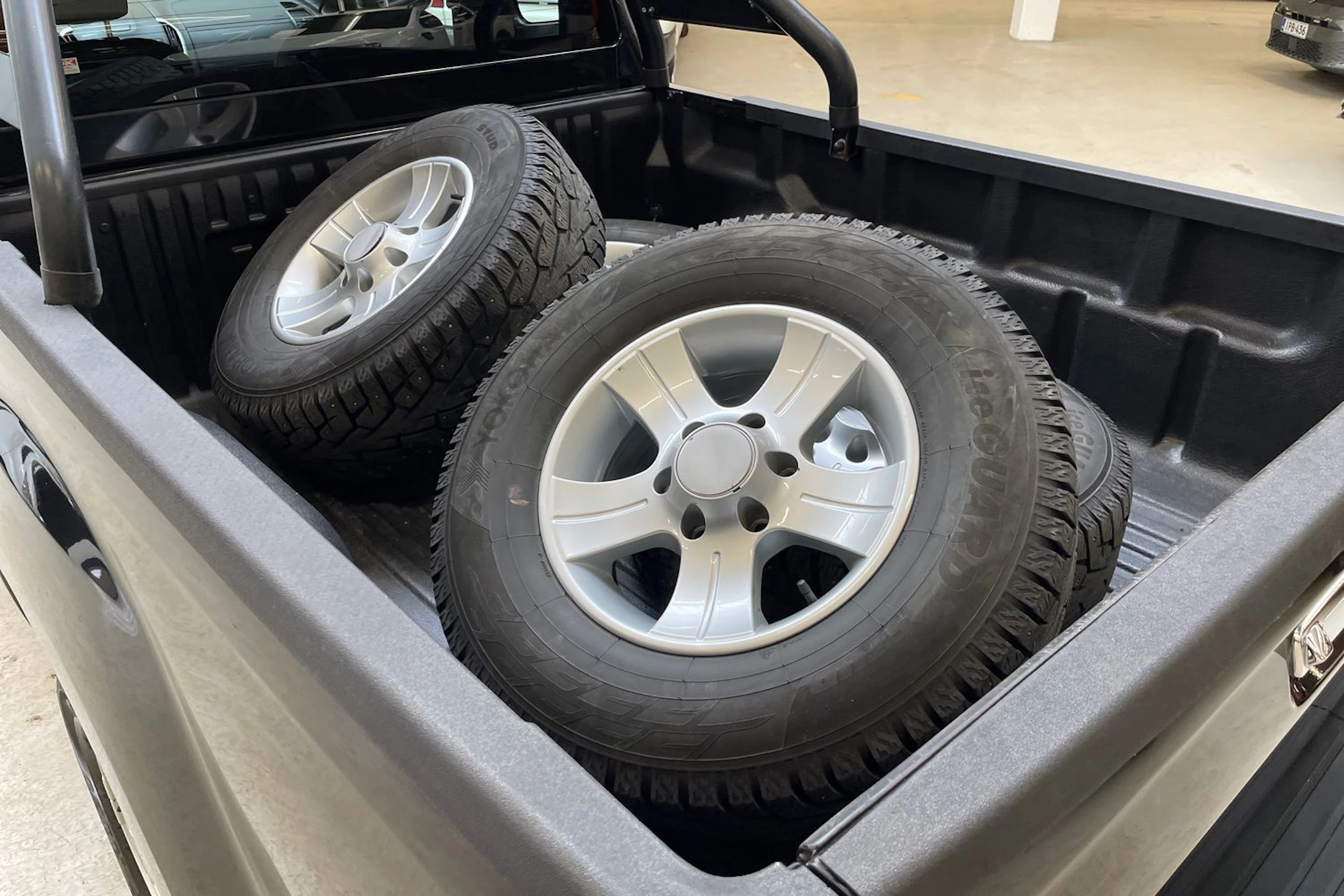musta Isuzu D-Max 2018 kuva 13.