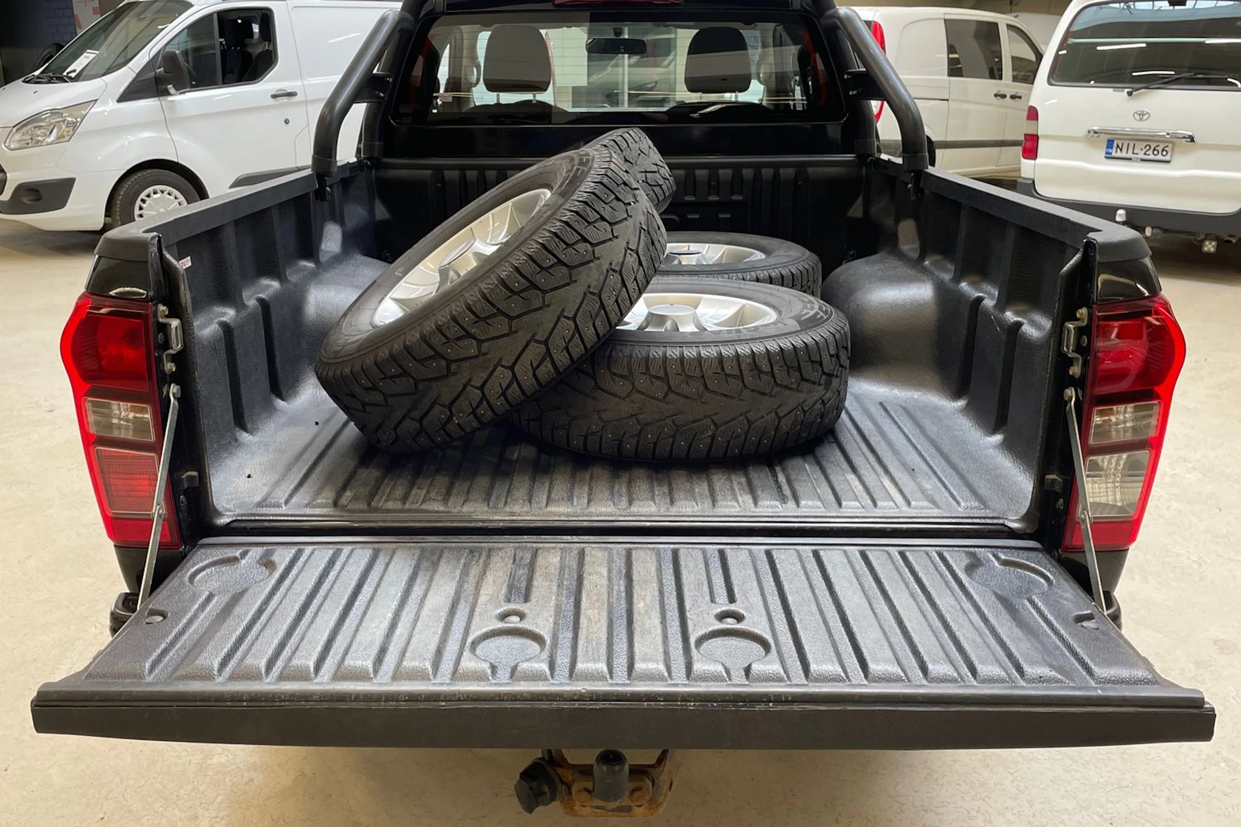 musta Isuzu D-Max 2018 kuva 15.