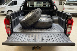 musta Isuzu D-Max 2018 kuva 15.