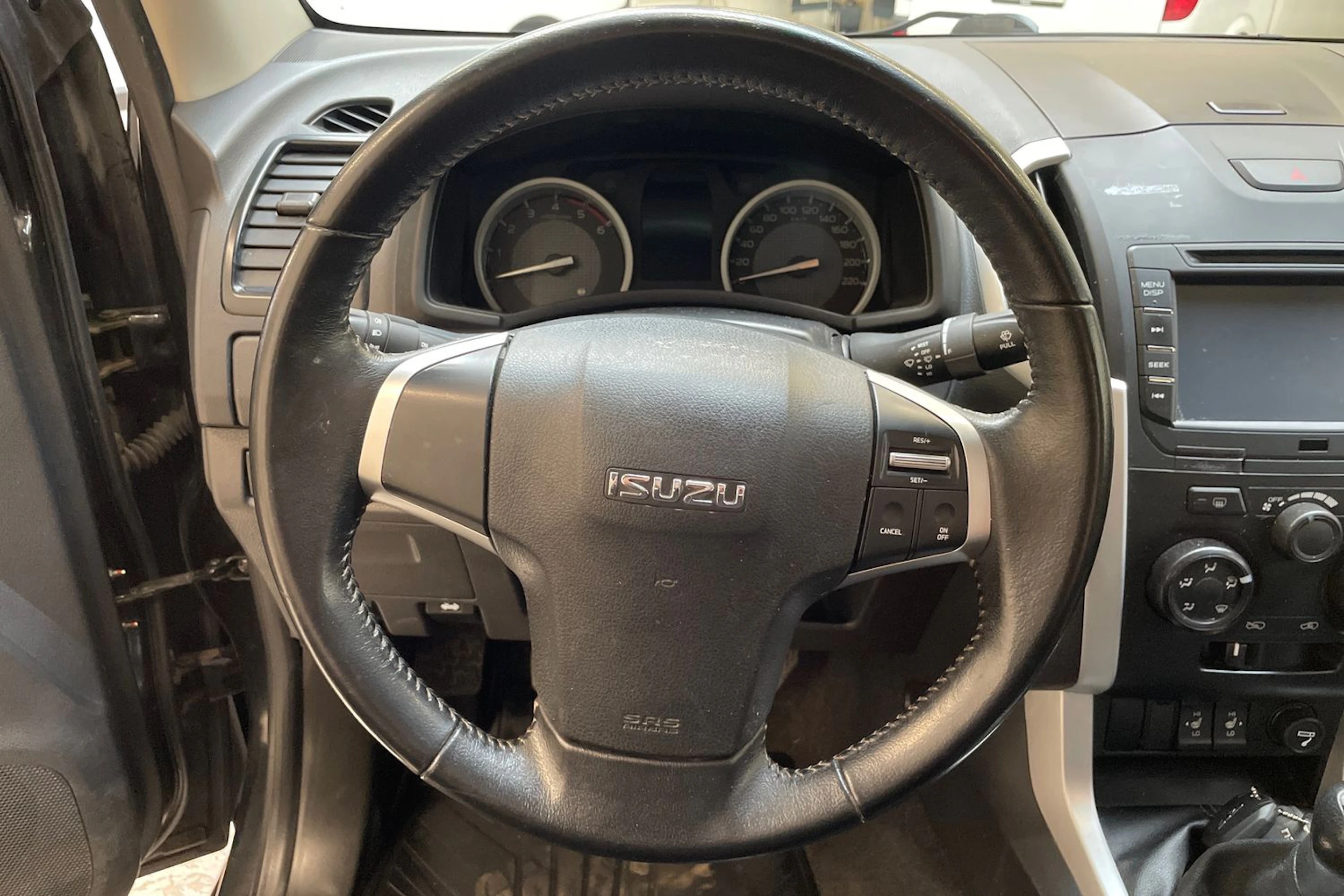 musta Isuzu D-Max 2018 kuva 17.
