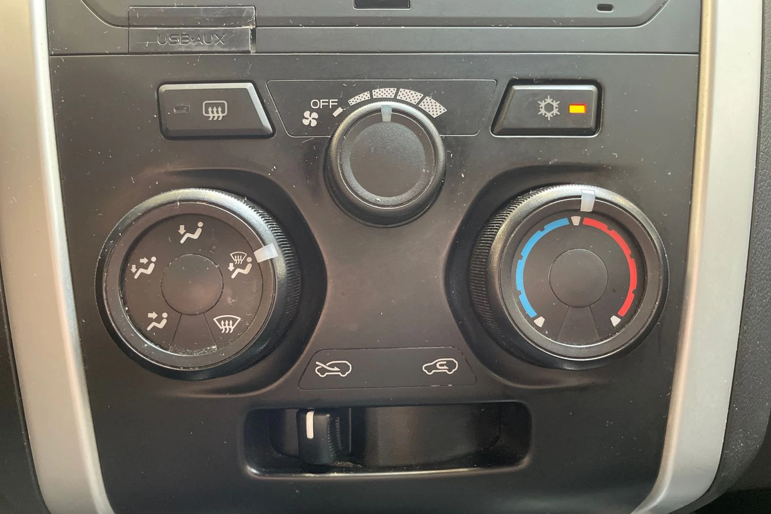 musta Isuzu D-Max 2018 kuva 23.