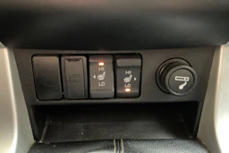 musta Isuzu D-Max 2018 kuva 24.